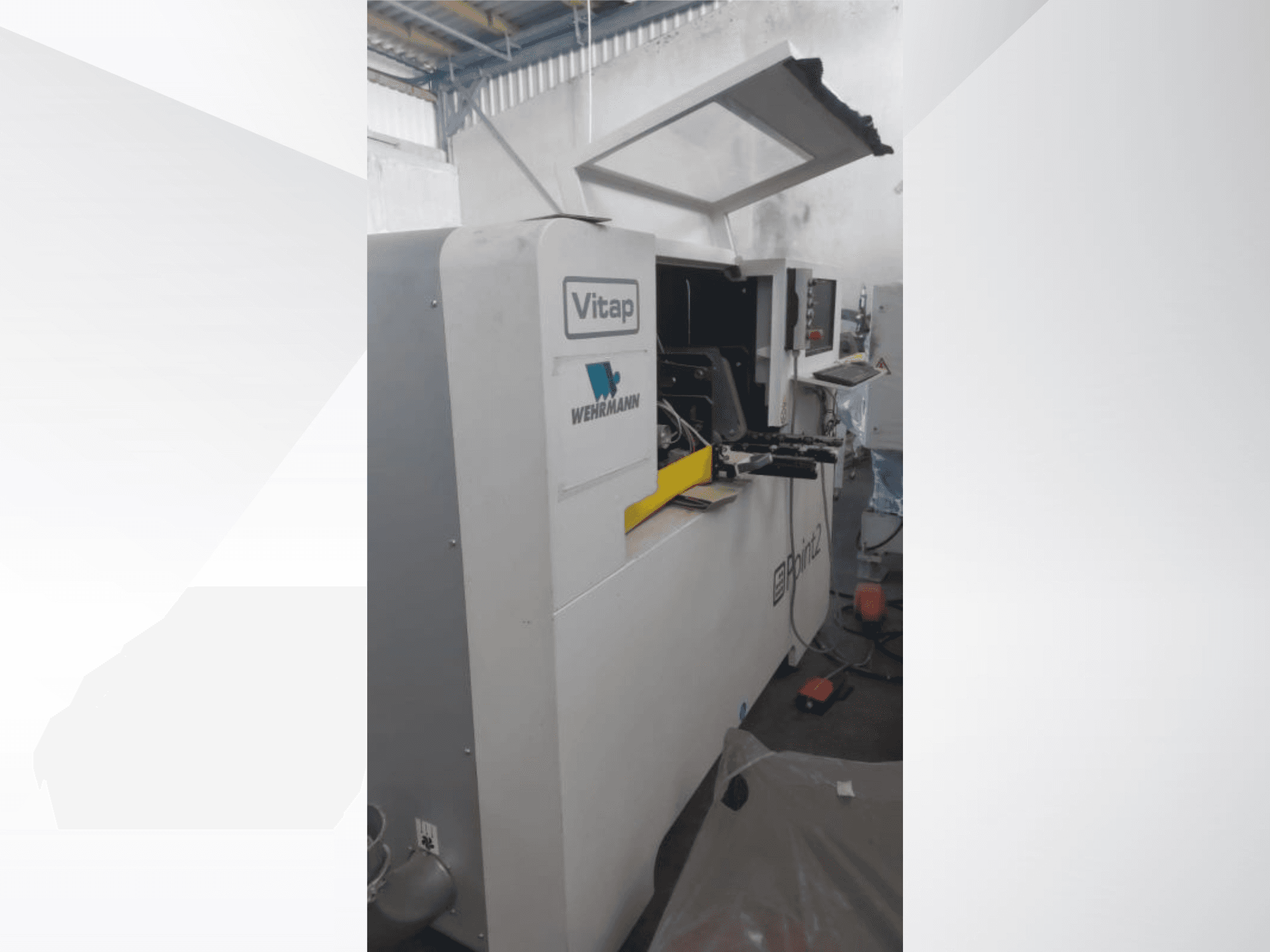 Centro de mecanizado CNC VITAP POINT 2, visto de perfil, con el panel de control y la cubierta abierta para facilitar el acceso.