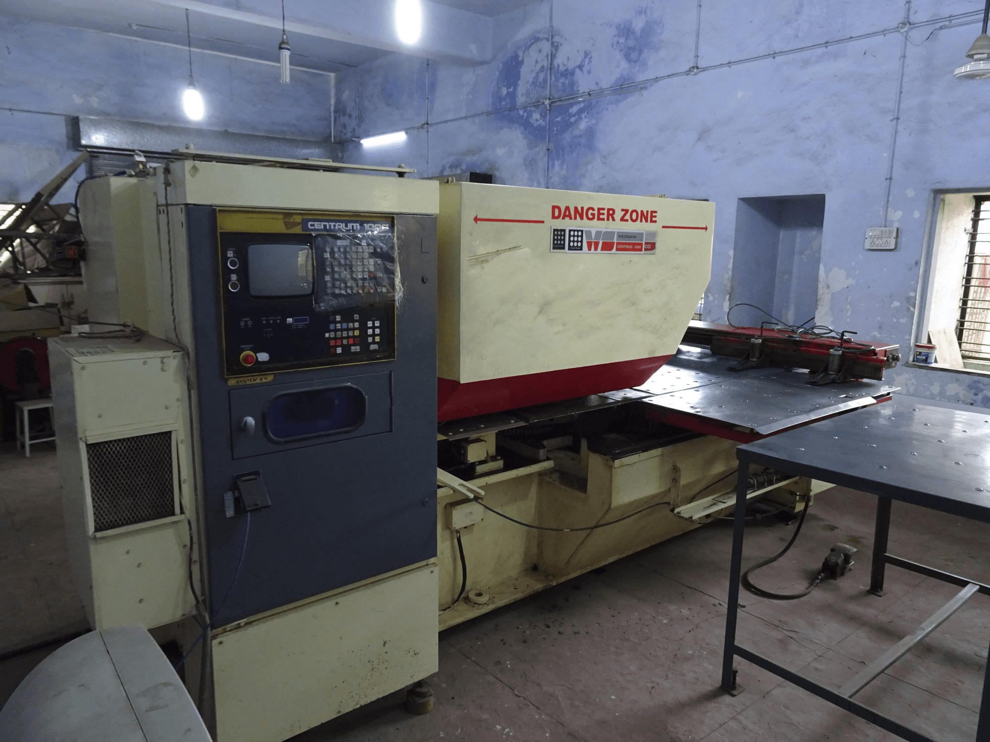 Vista izquierda de la máquina Murata Wiedemann C-1000