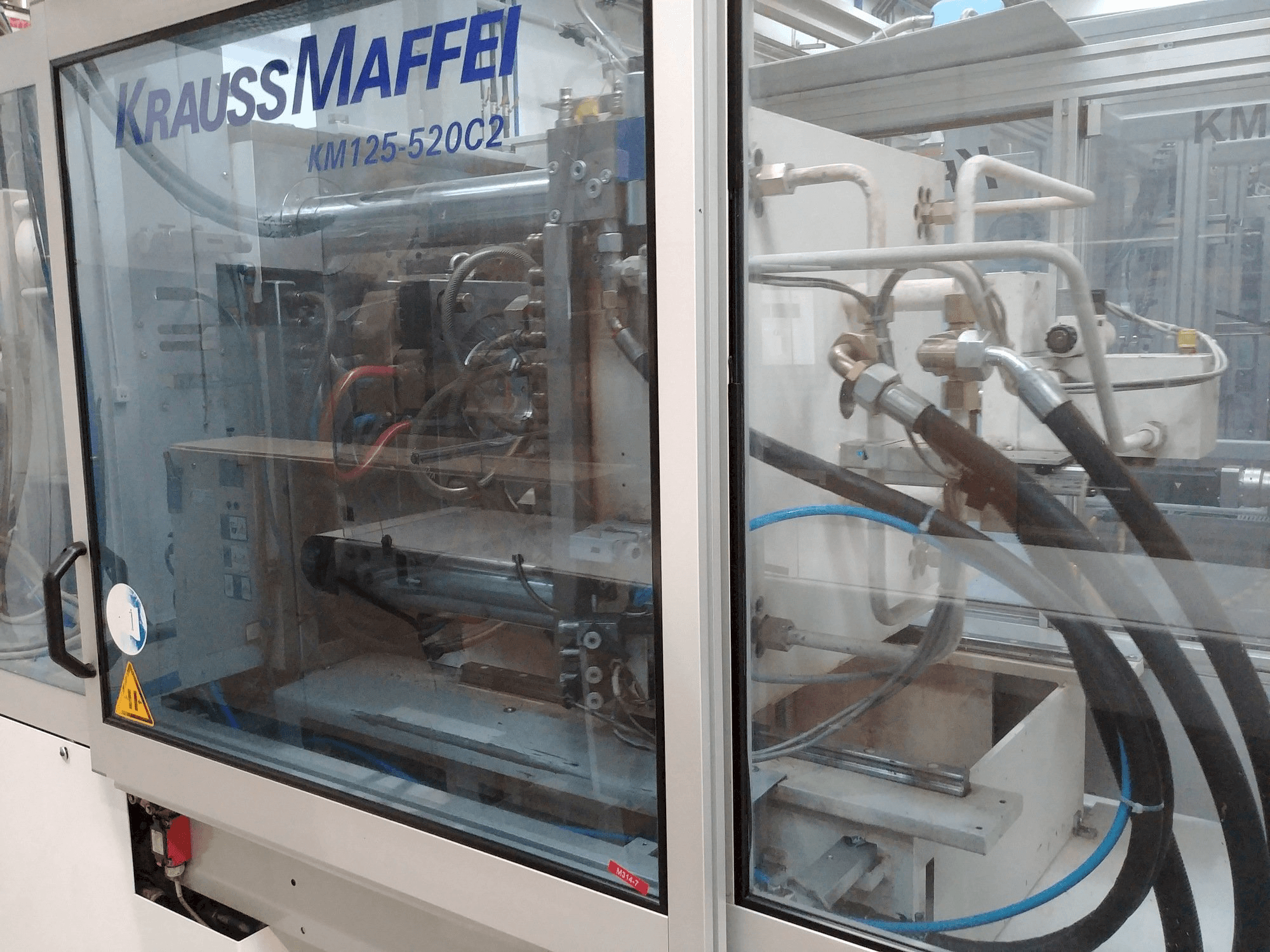 Vista izquierda de la máquina Krauss Maffei KM 125-520 C2