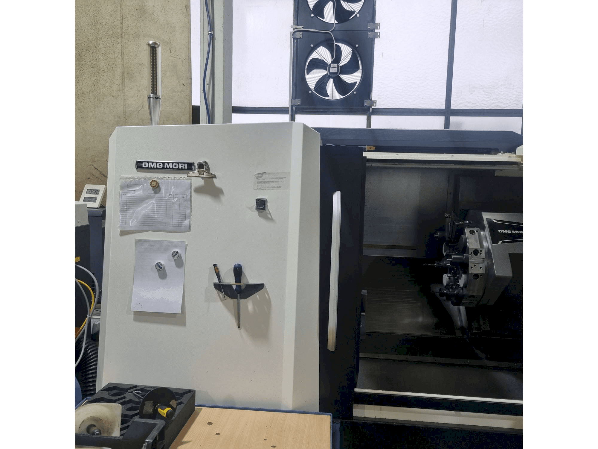 Vista frontal de la máquina DMG MORI CLX 450 V4