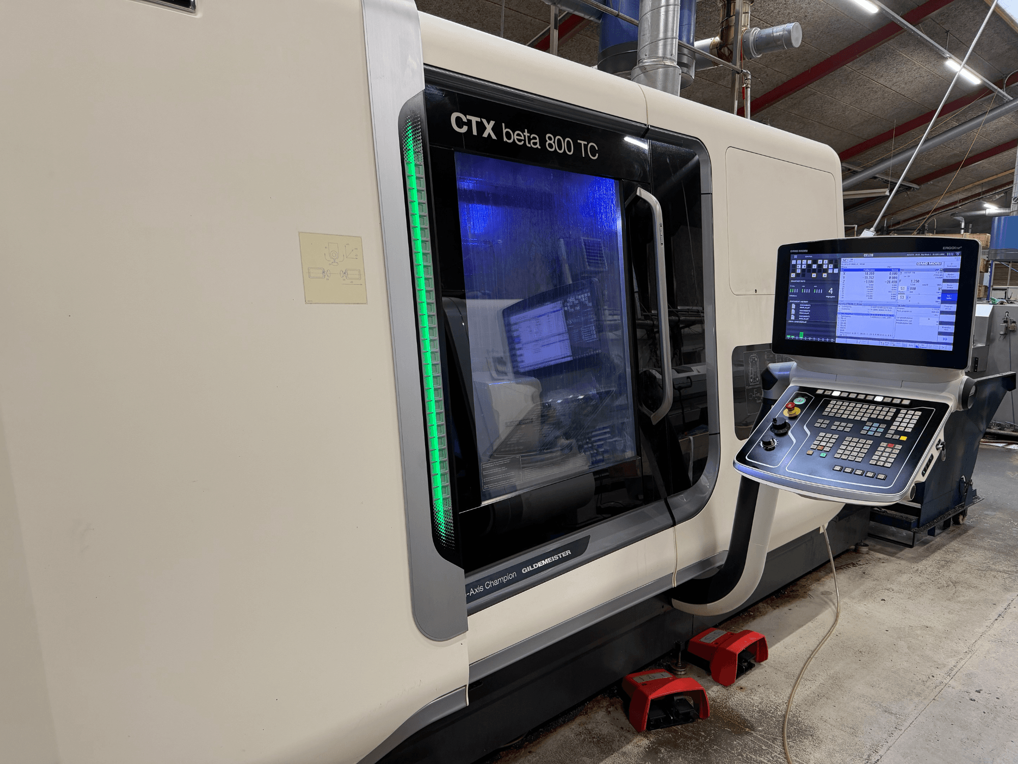 Máquina CNC CTX beta 800 TC en vista lateral, con panel de control digital e indicador de seguridad verde iluminado.