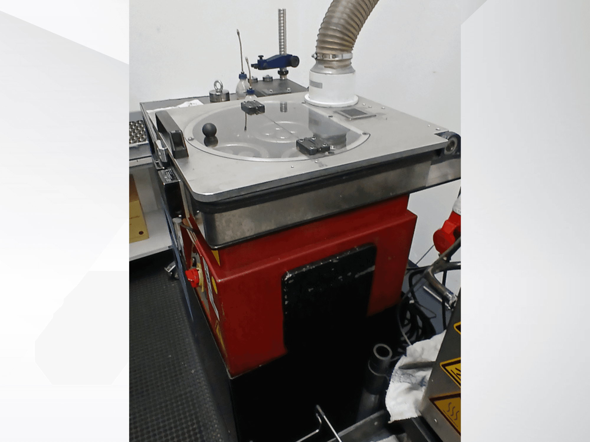 Máquina herramienta MYLÄP 400 en vista lateral, con mesa redondeada, mandos de control y manguera de aspiración conectada.