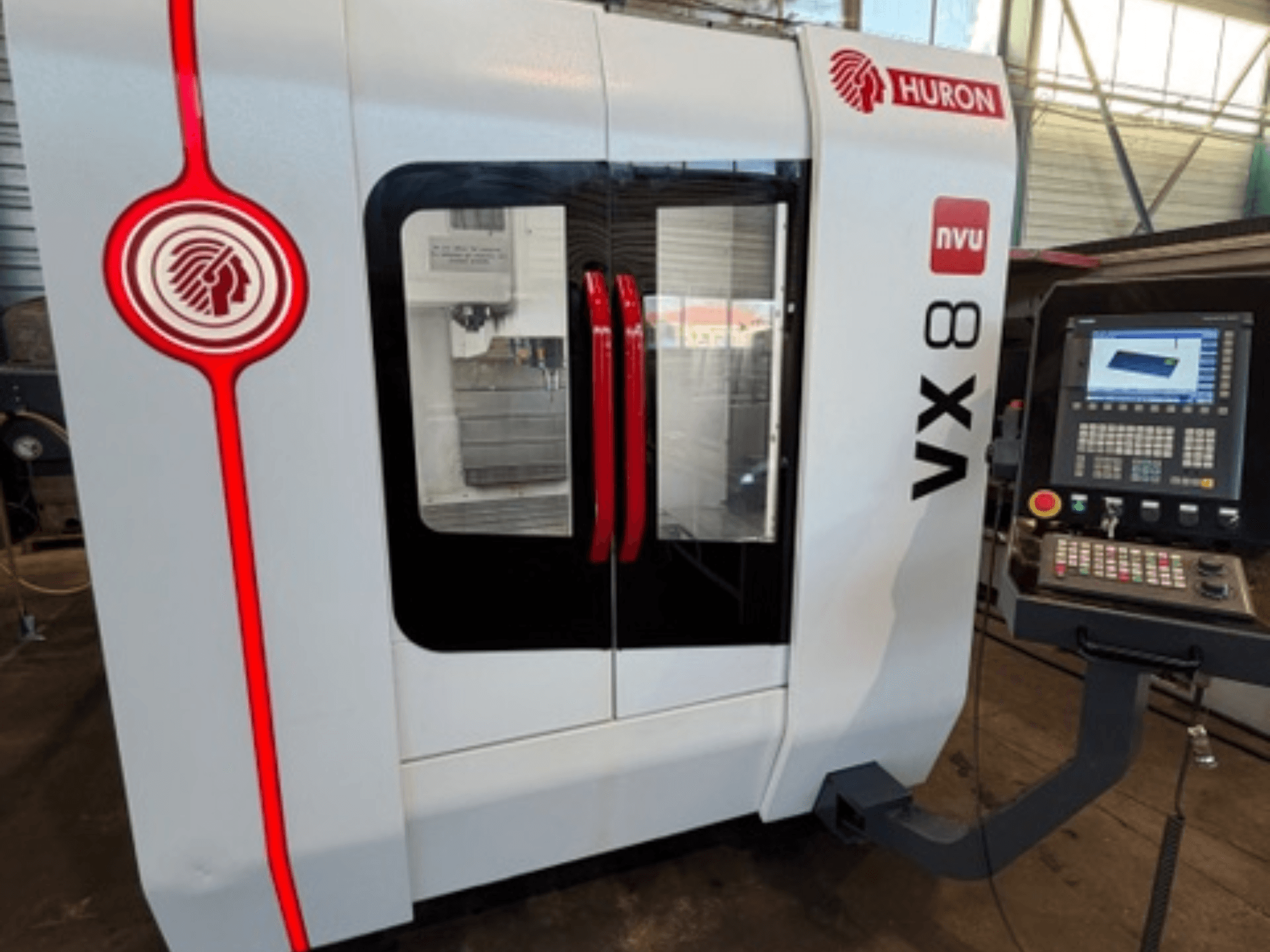 Fresadora Huron VX 8 NVU en blanco y rojo, vista frontal, con panel de control con botones y pantalla.