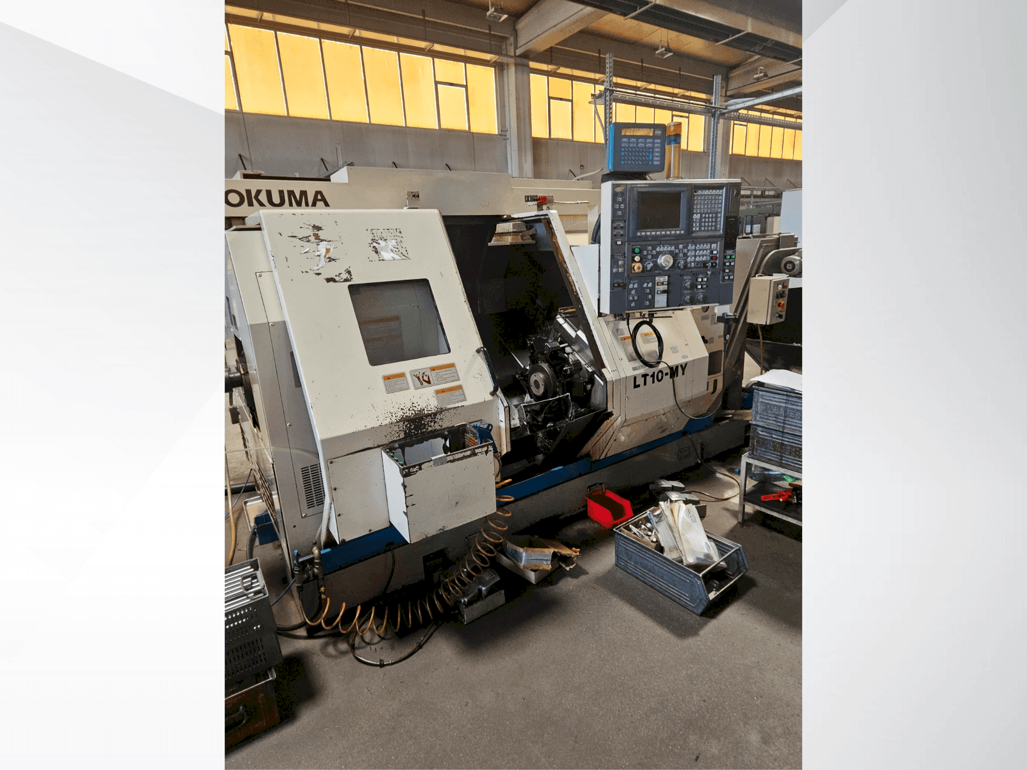 Vista frontal de la máquina Okuma LT 10 MY