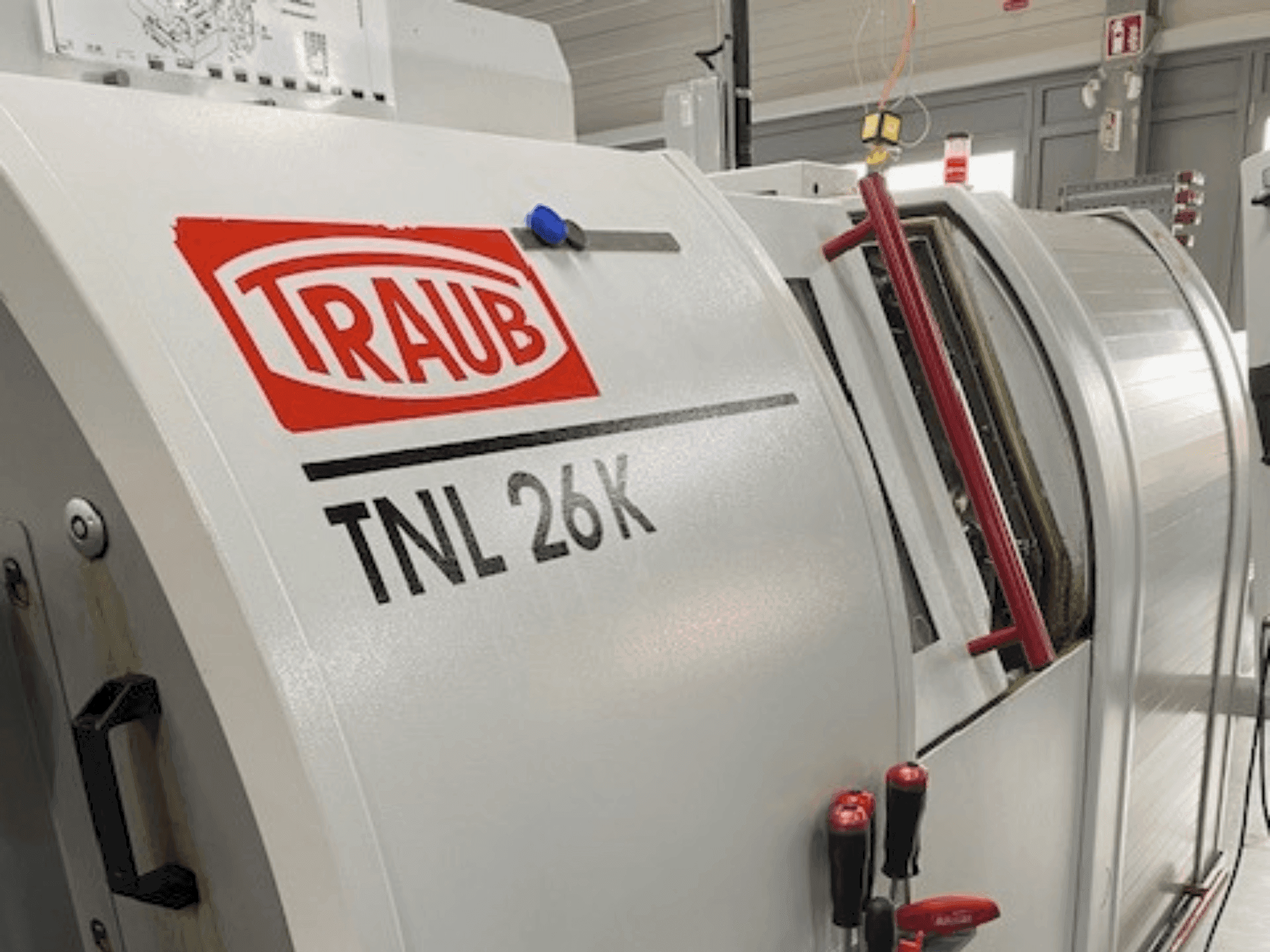 Vista frontal de la máquina TRAUB TNL 26 K