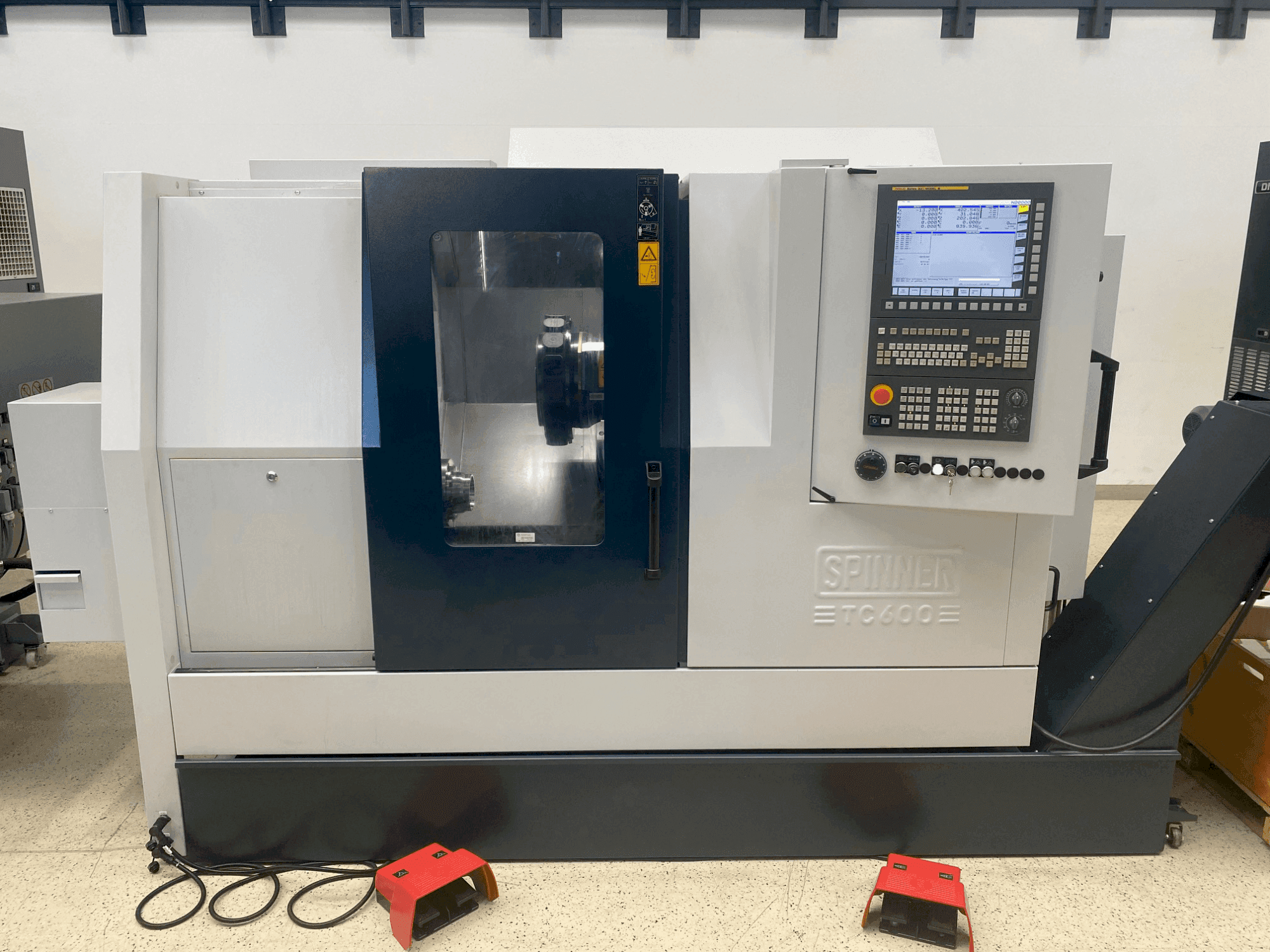 Vista frontal de la máquina SPINNER TC600-65-MCY