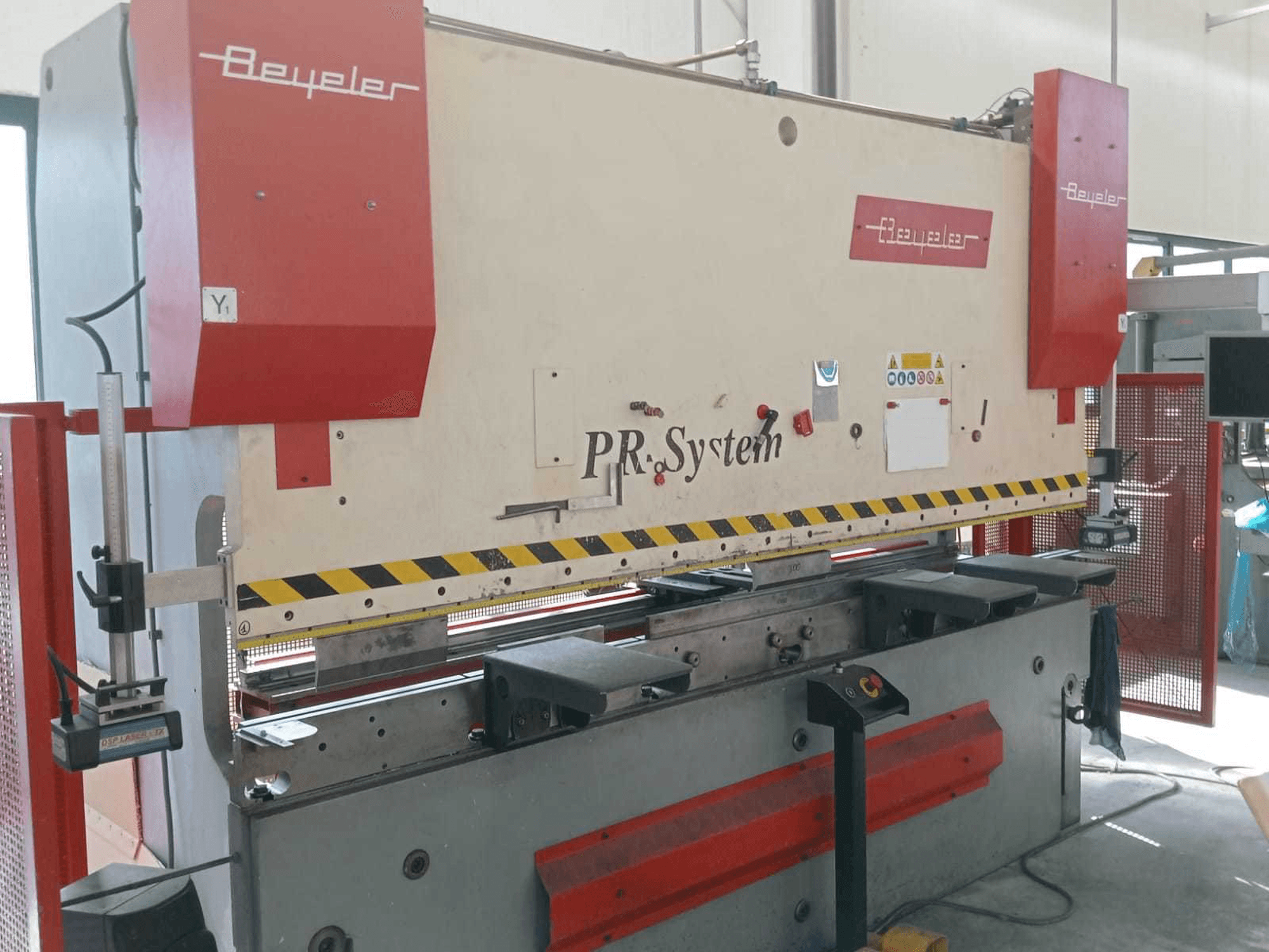 Vista lateral izquierda de la máquina BEYELER PR6 1500 KN X 3000 MM