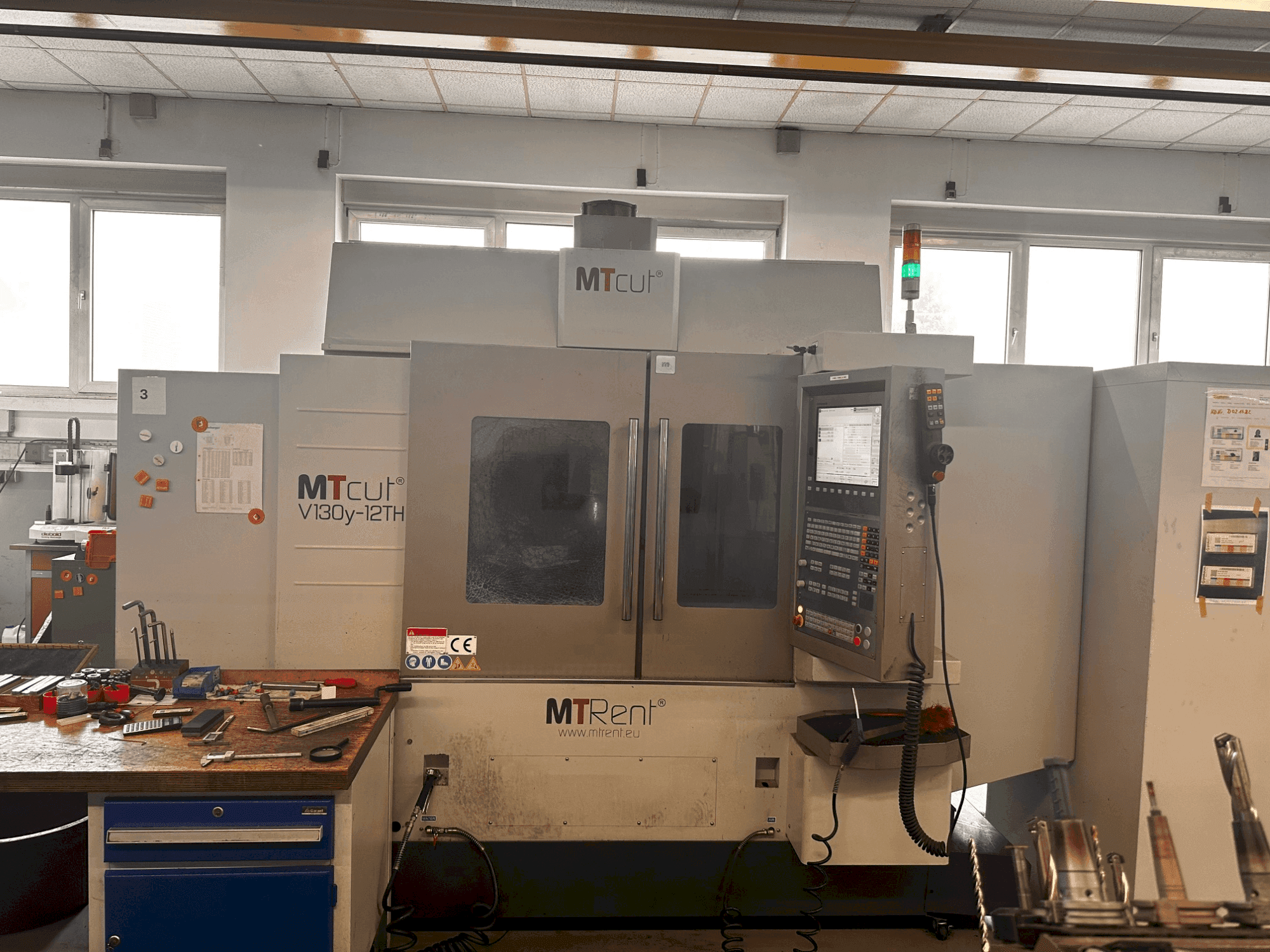 Vista frontal de la máquina MTcut V130y-12TH