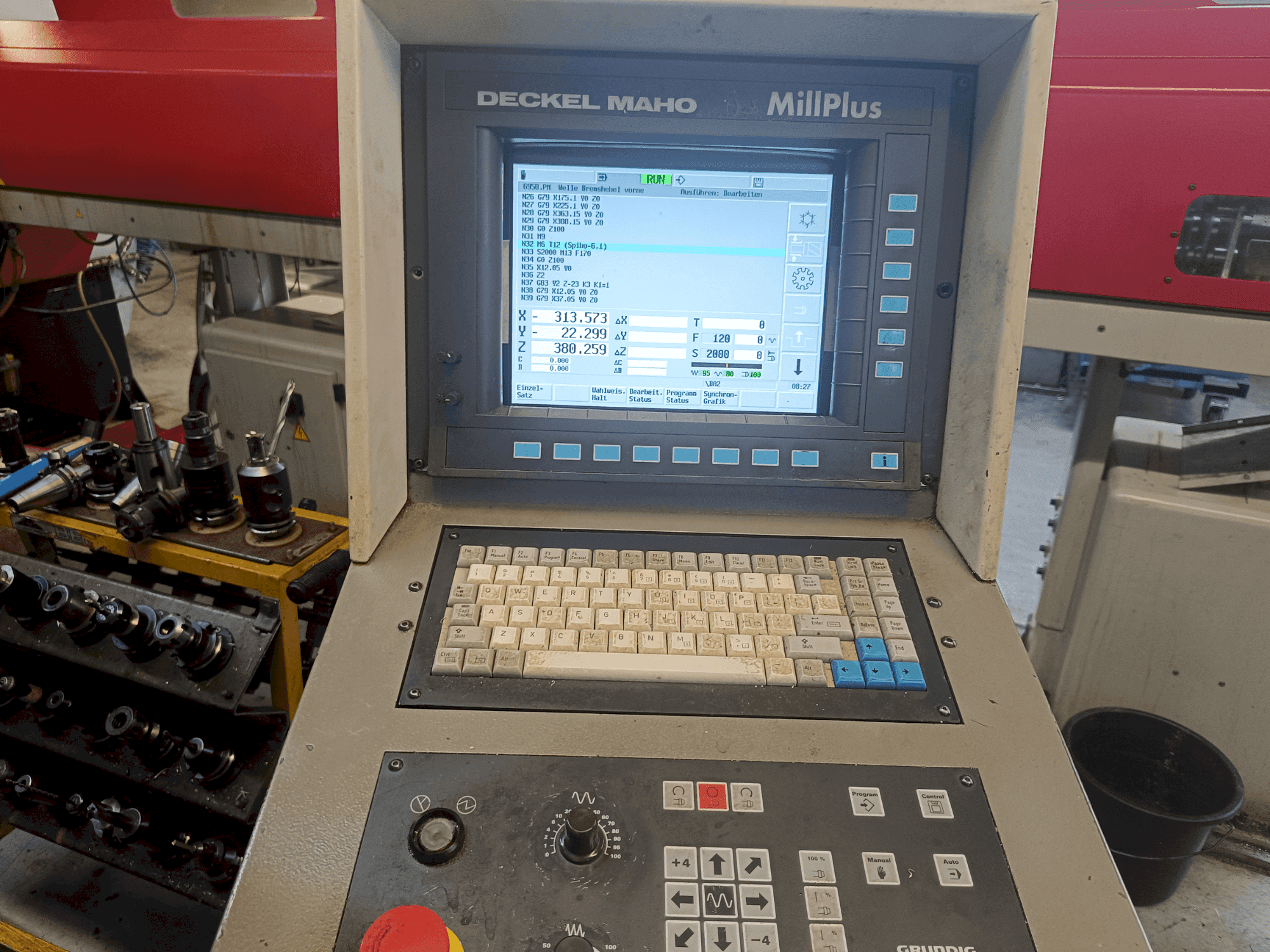 Vista frontal de la máquina DECKEL MAHO DMU 50V