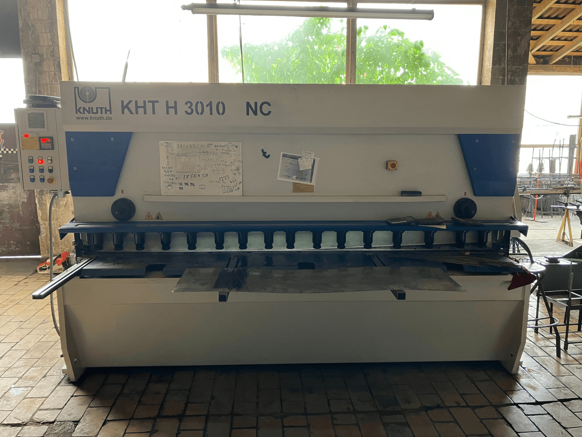 Cizalla hidráulica KNUTH KHT H 3010 NC vista de frente, con el panel de control y la zona de corte de metal.