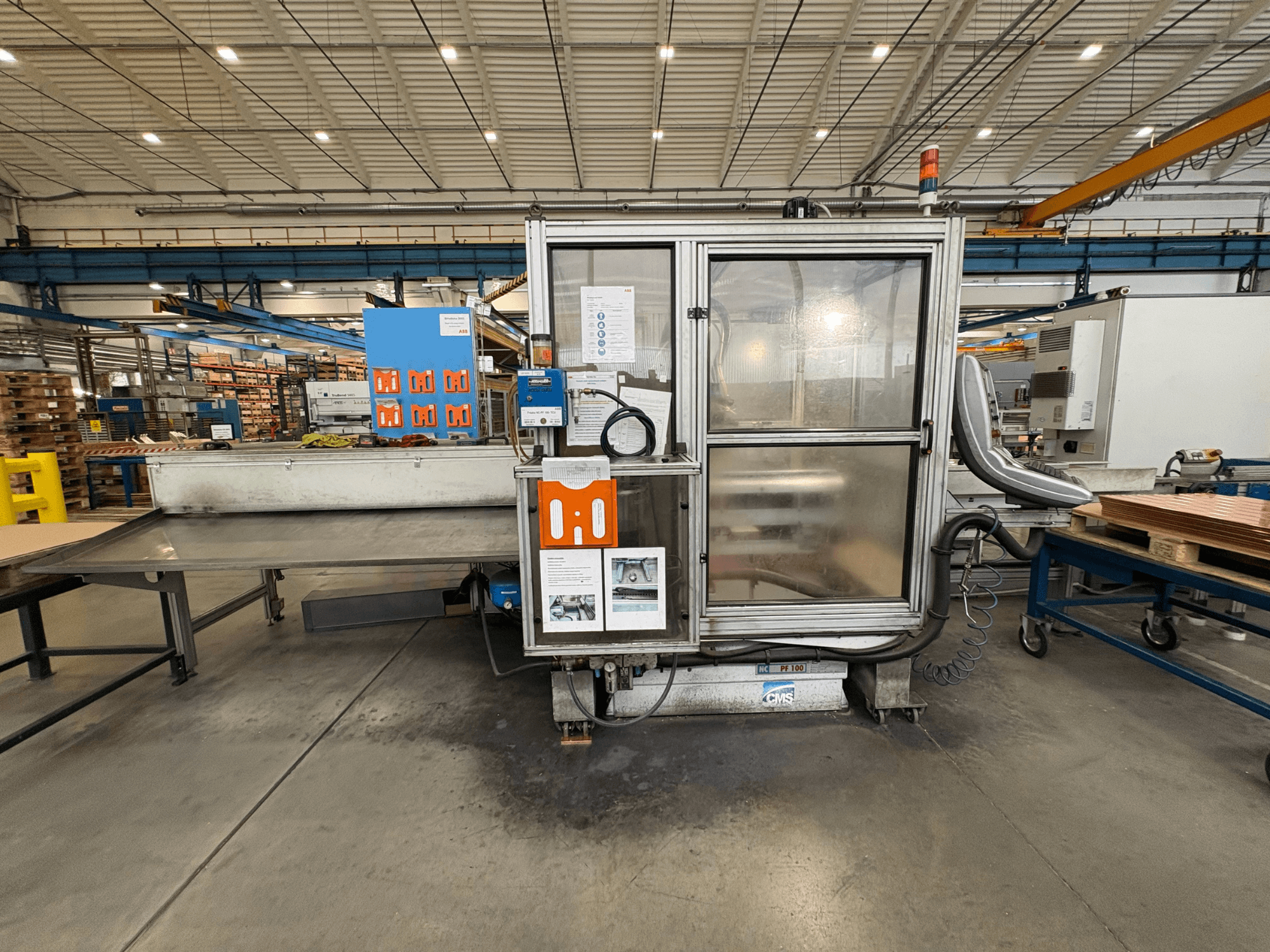 Centro de mecanizado CNC de madera CMS NC PF 100 TCU, vista frontal, mostrando el panel de control y las características operativas en un entorno de taller.