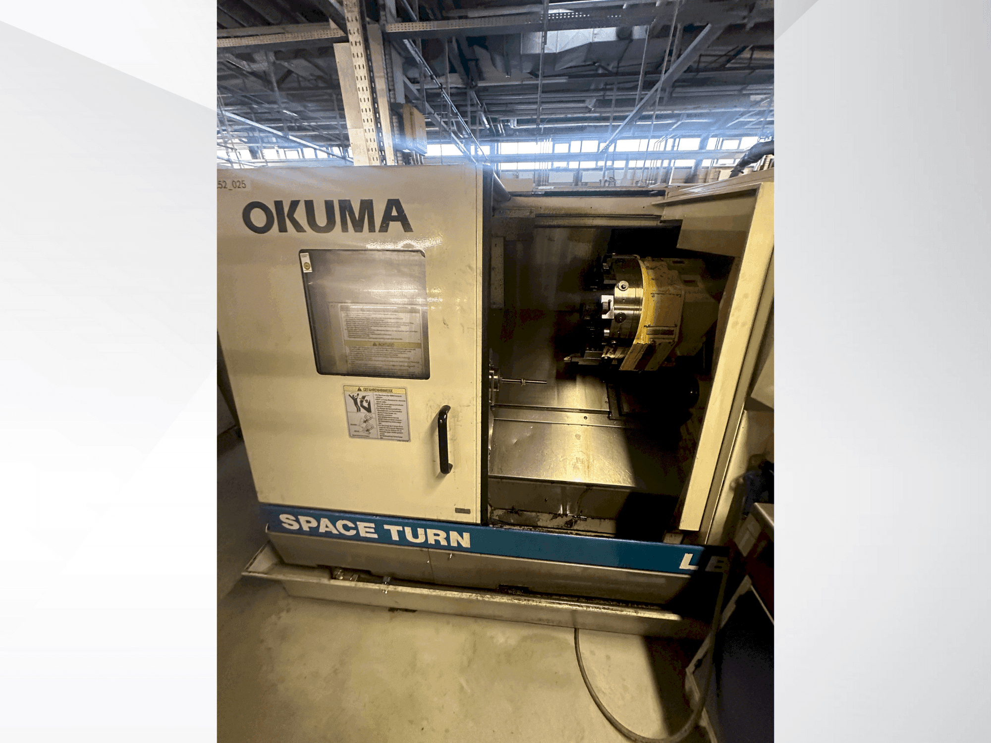 Vista frontal de la máquina Okuma LB 300