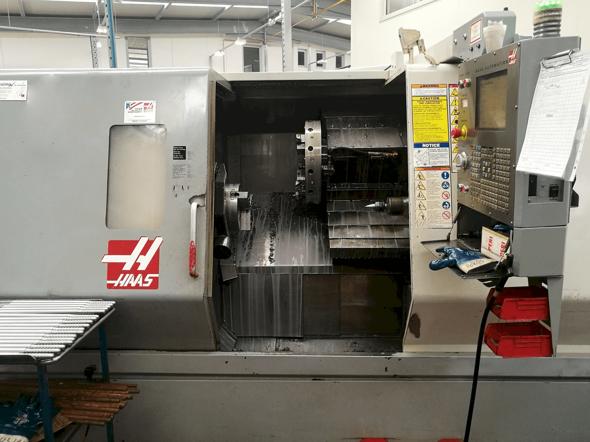 Vista frontal de la máquina HAAS SL-30THE