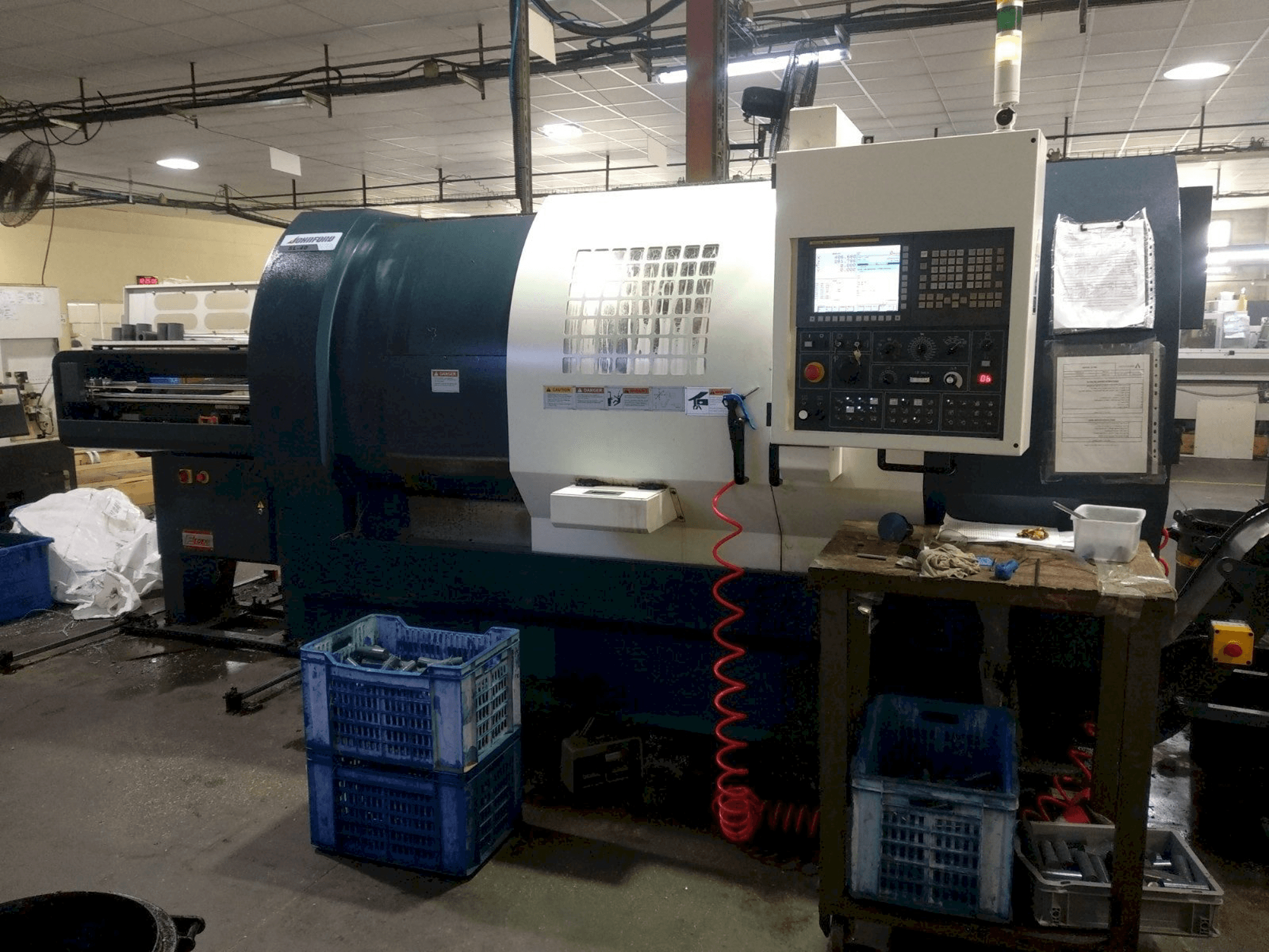 Vista frontal de la máquina Johnford SL-40