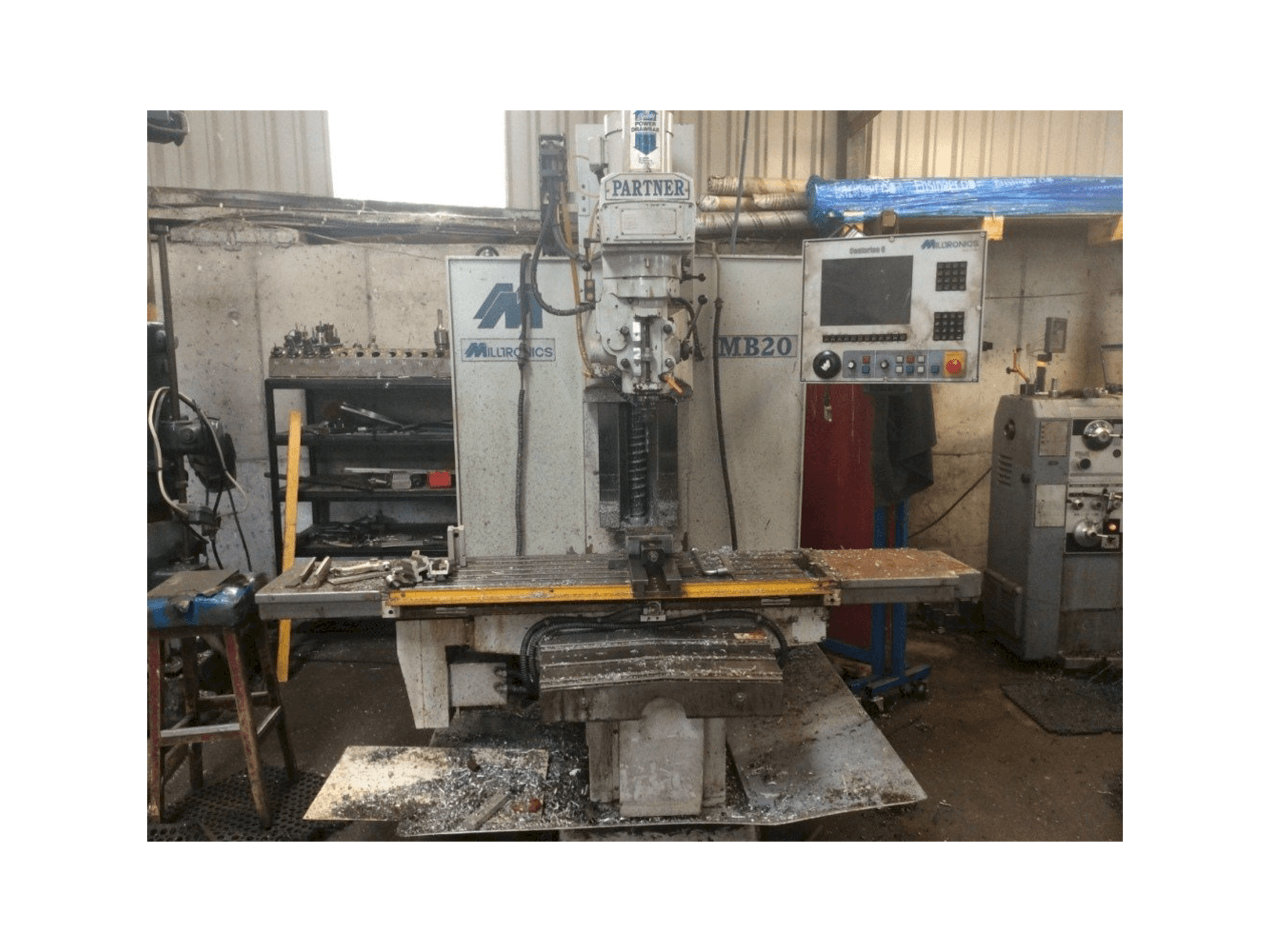 Vista frontal de la máquina MILLTRONICS MB20