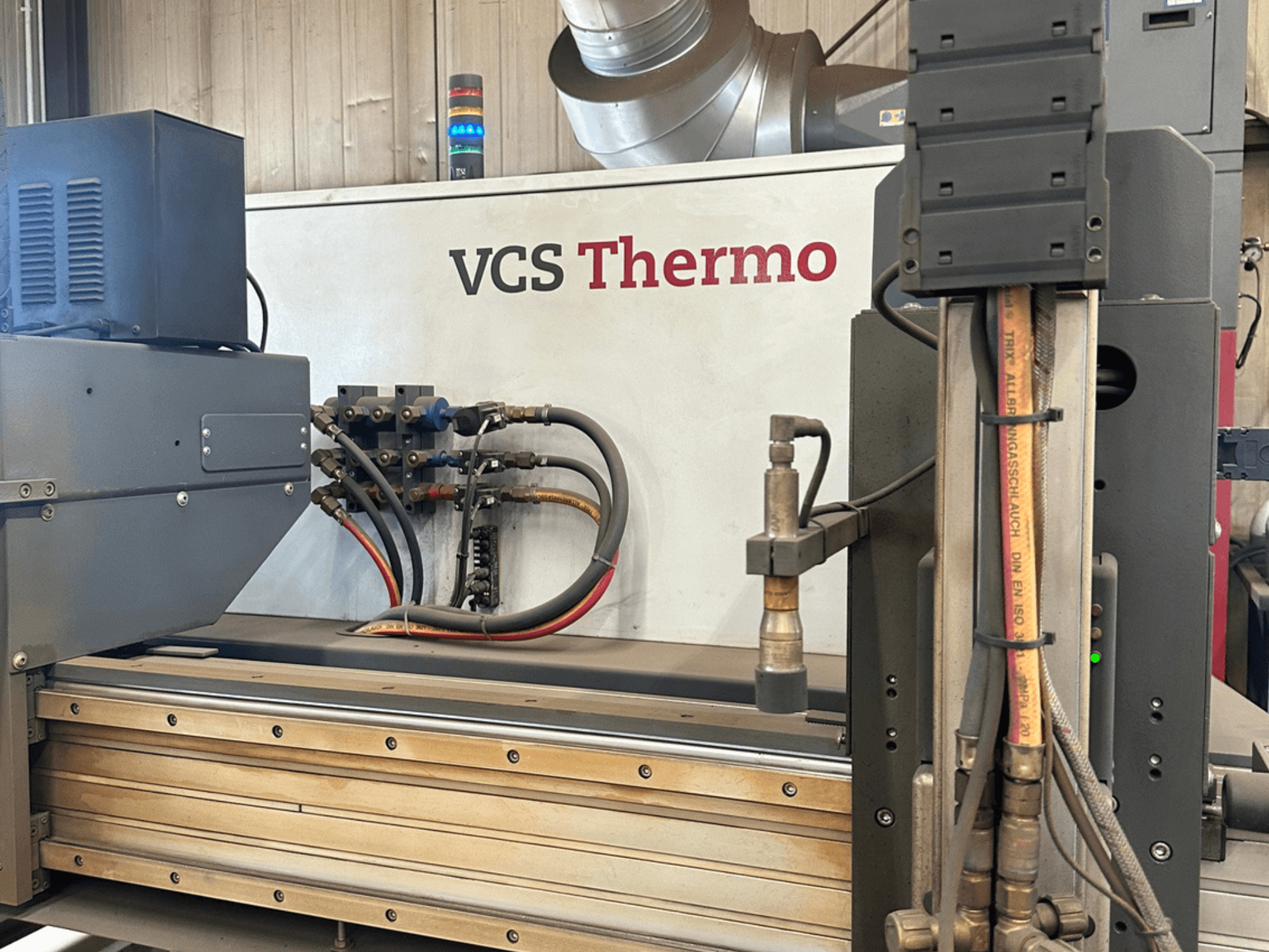 Máquina de corte por plasma Hypertherm HPR130XD; vista lateral en la que se aprecian las conexiones, el panel de control y los componentes operativos.