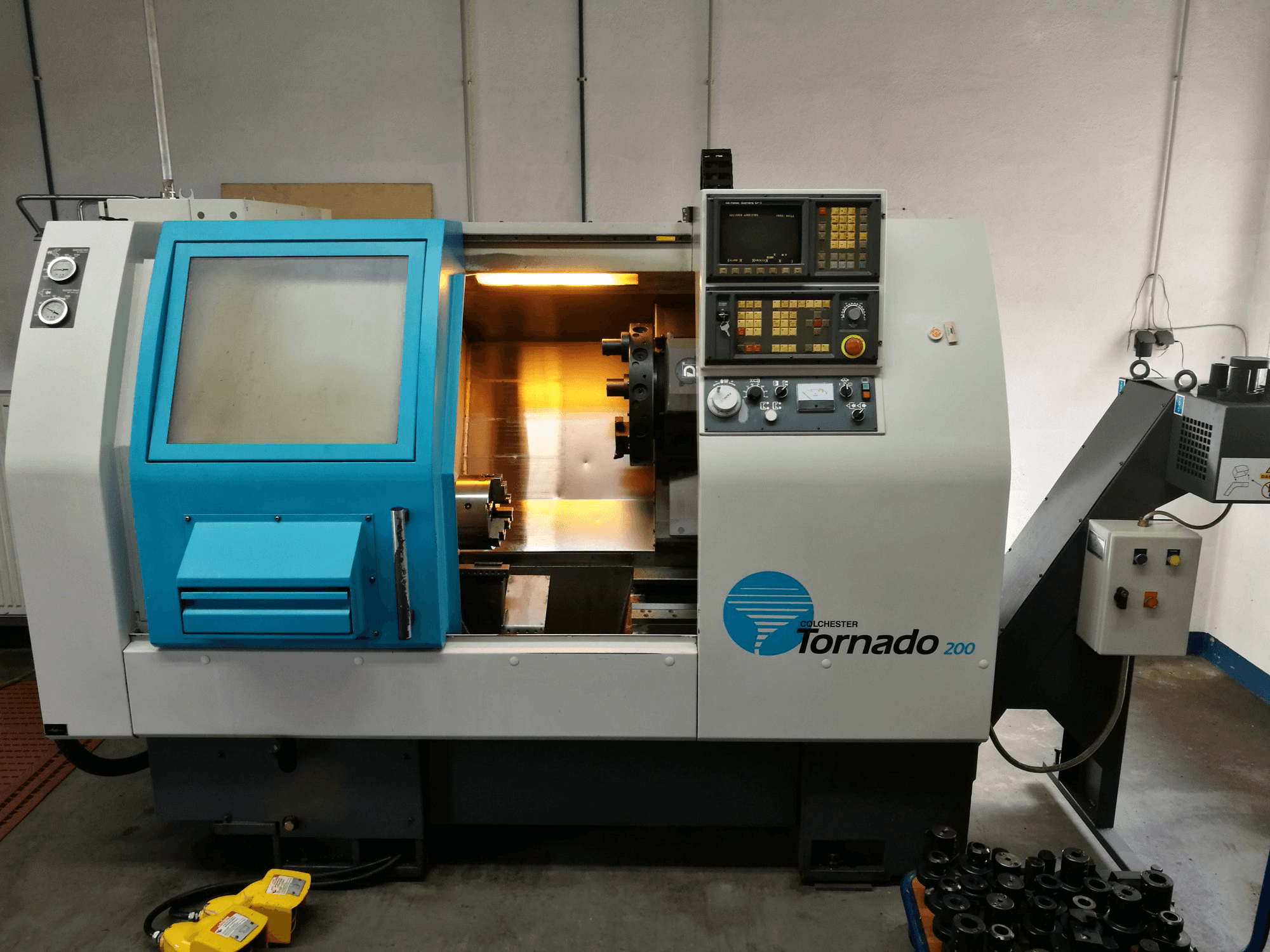 Vista frontal de la máquina Colchester TORNADO 200