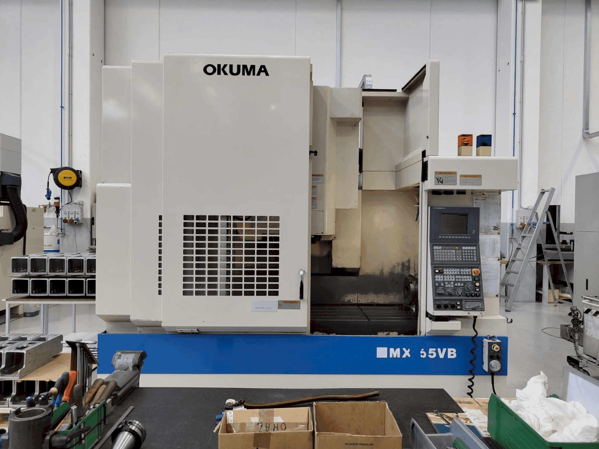 Vista frontal de la máquina Okuma MX 55 VB