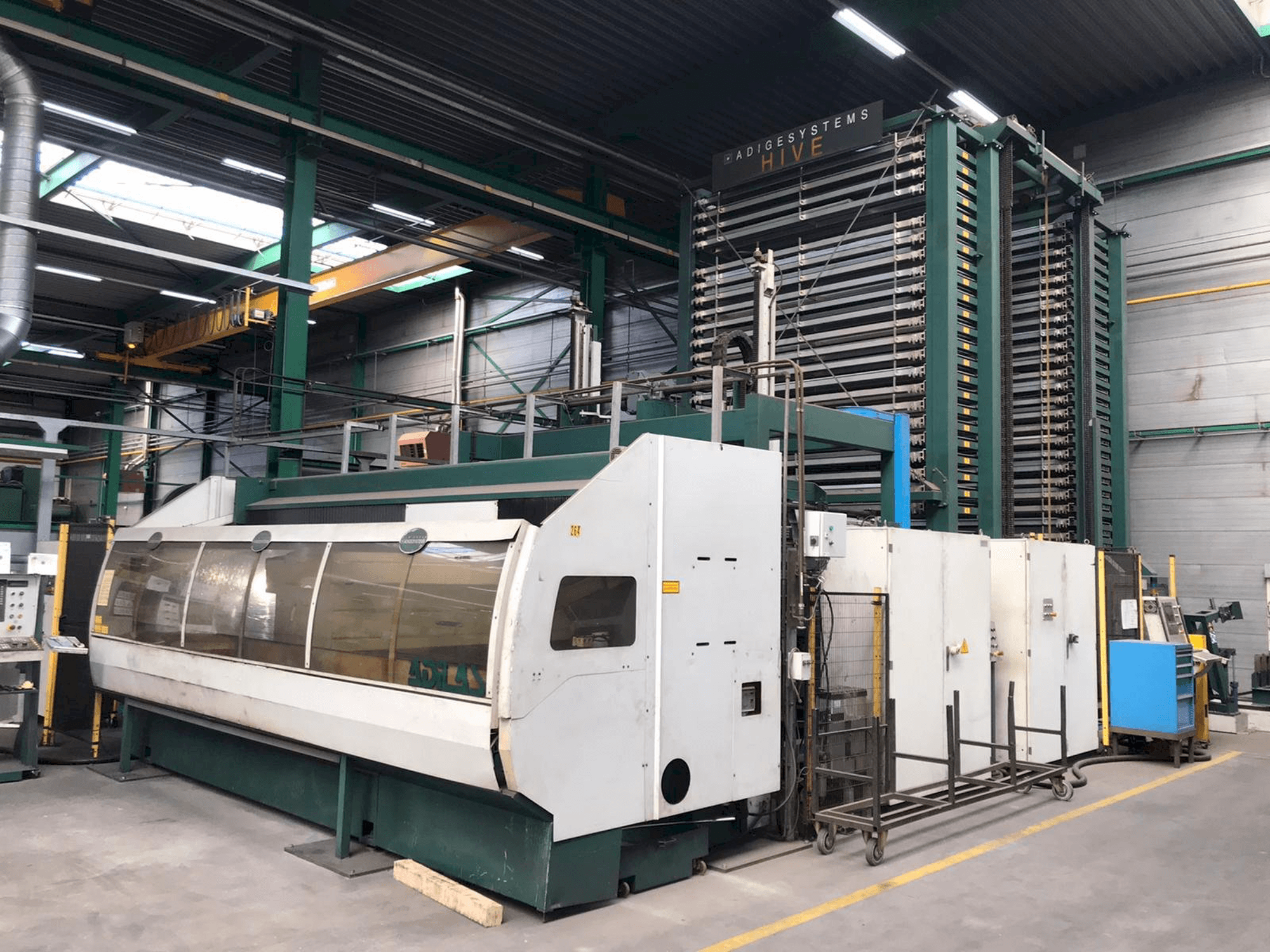 Vista frontal de la máquina BLM Adige Adilas 3,2kW CO2 laser 3015 + automation