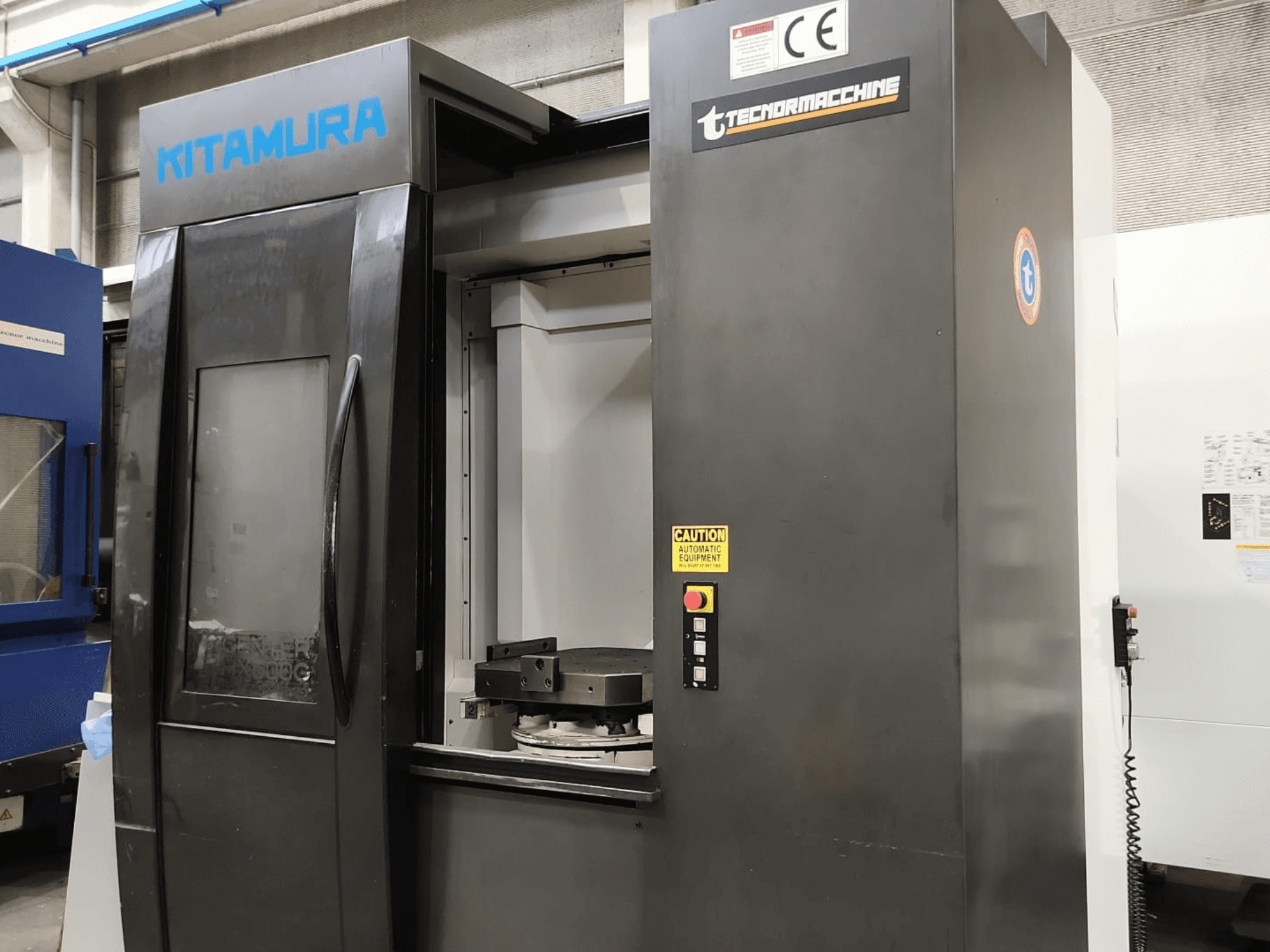 Centro de mecanizado horizontal Kitamura Mycenter HX500iG, vista frontal en la que se aprecian el panel de control y la zona de trabajo.
