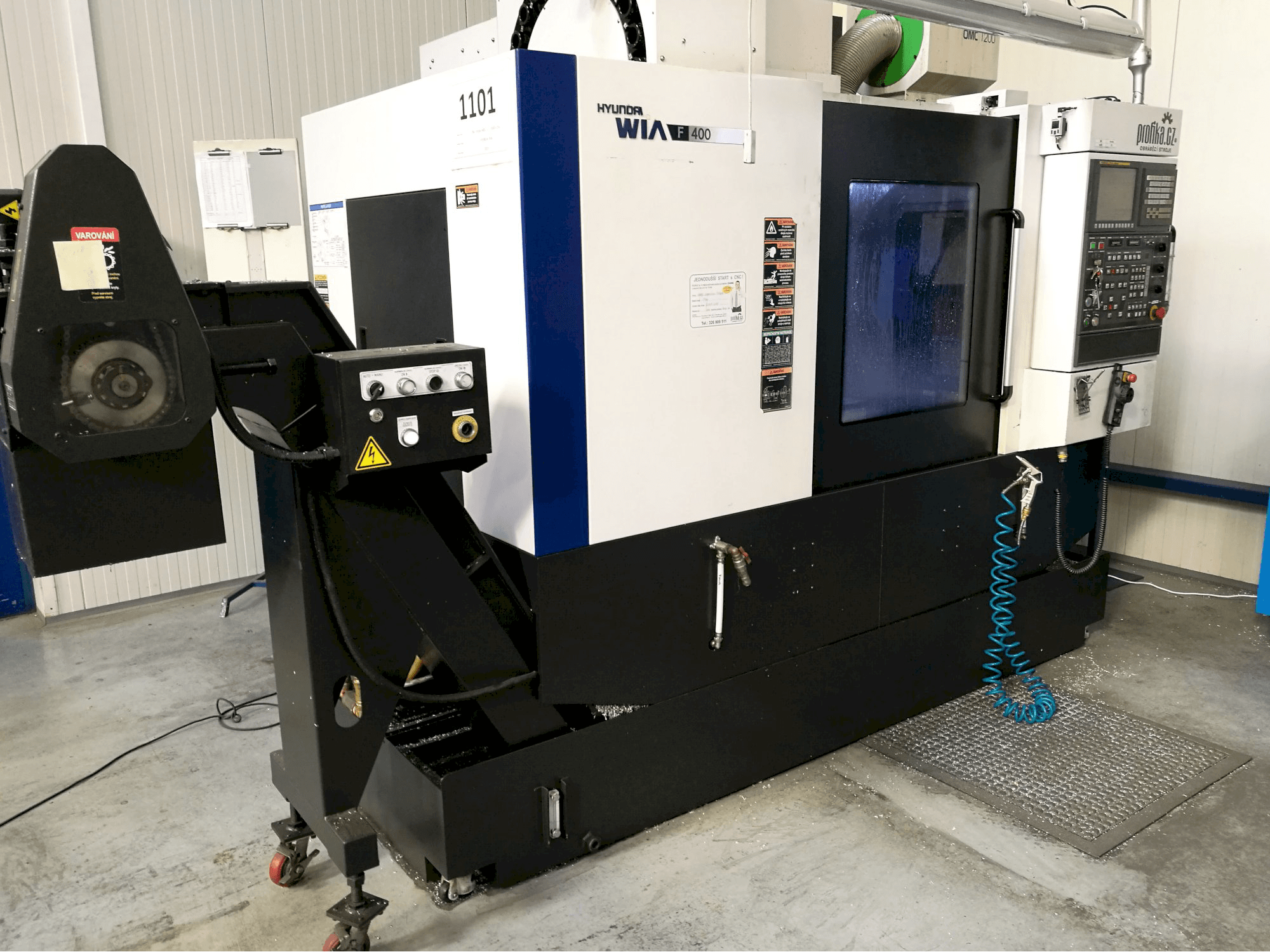 Vista izquierda de la máquina Hyundai Wia F400