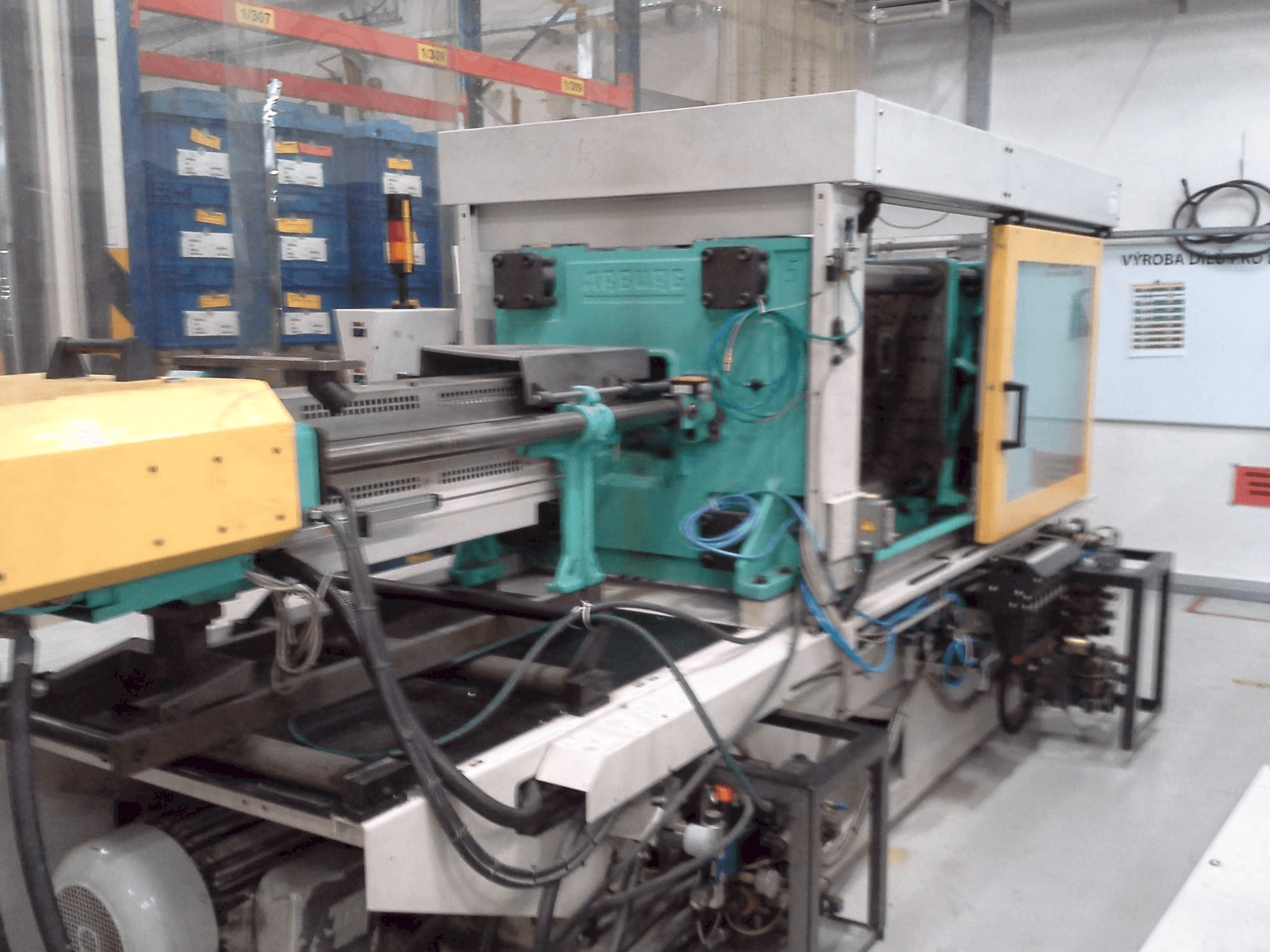 Vista frontal de la máquina Arburg 570C 2000-675