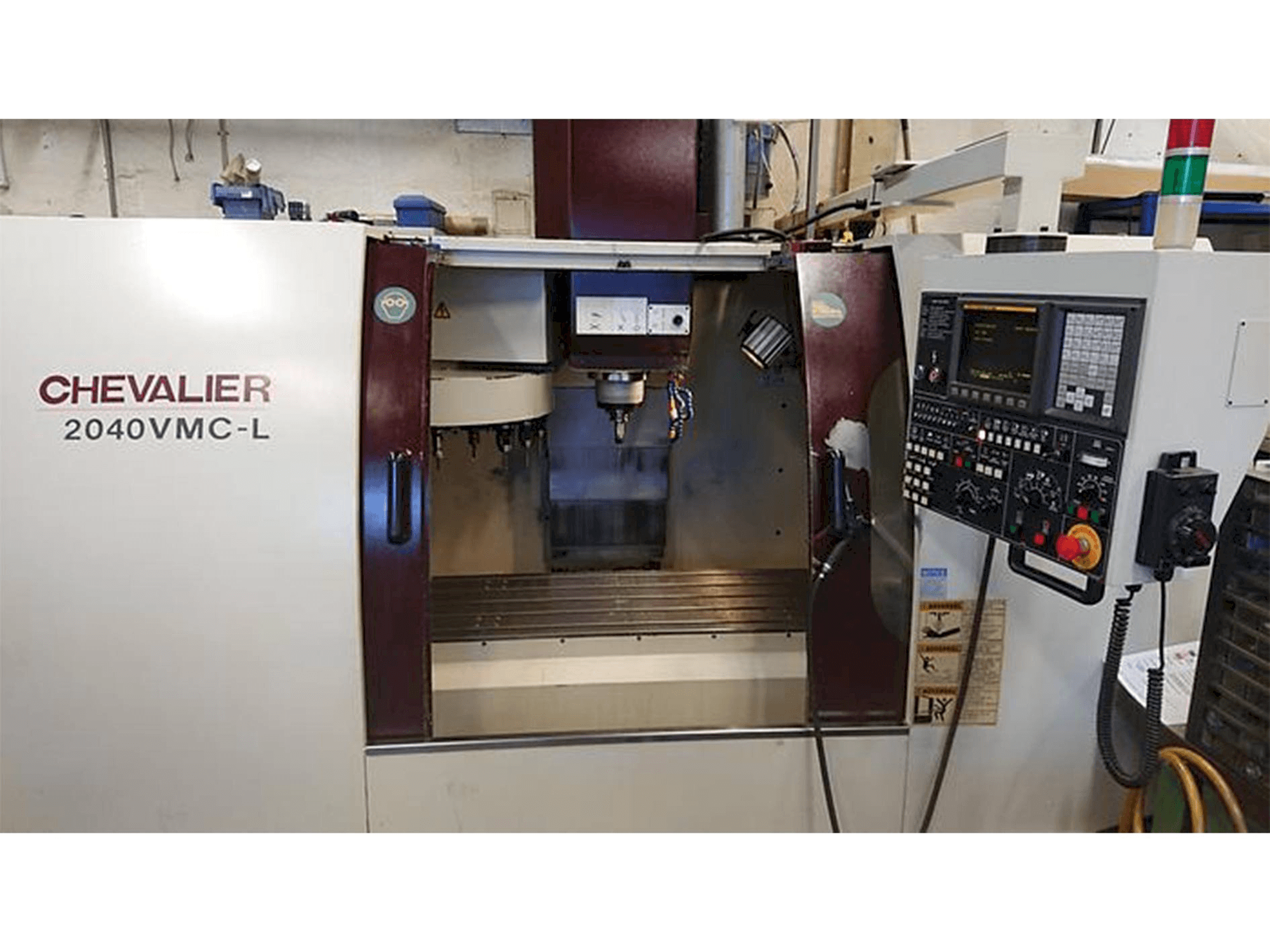 Vista frontal de la máquina Chevalier 2040 VMC-L