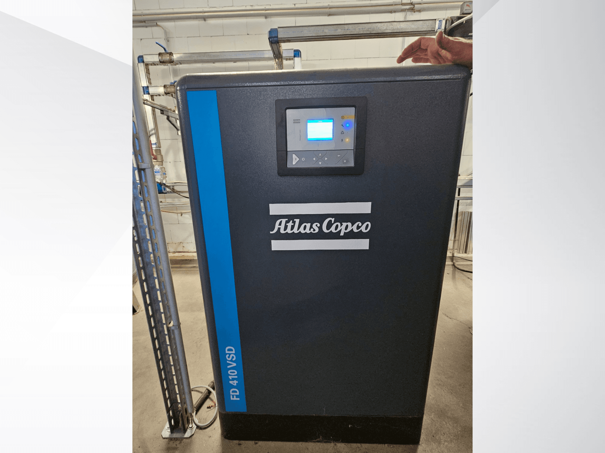 Compresor de aire Atlas Copco GA 110 VSD+ en vista frontal, con pantalla digital y detalles en azul para facilitar su identificación.