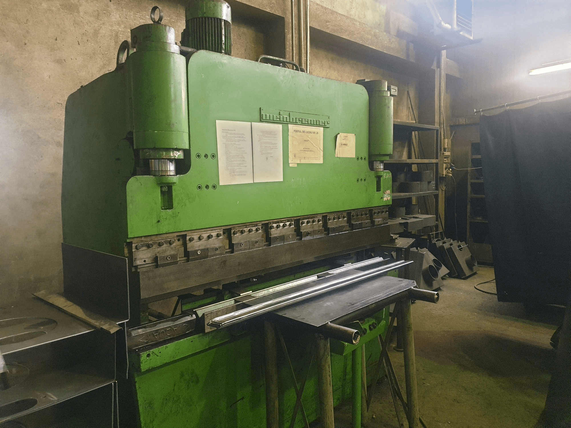 Vista frontal de la máquina Weinbrenner AP 50/2000