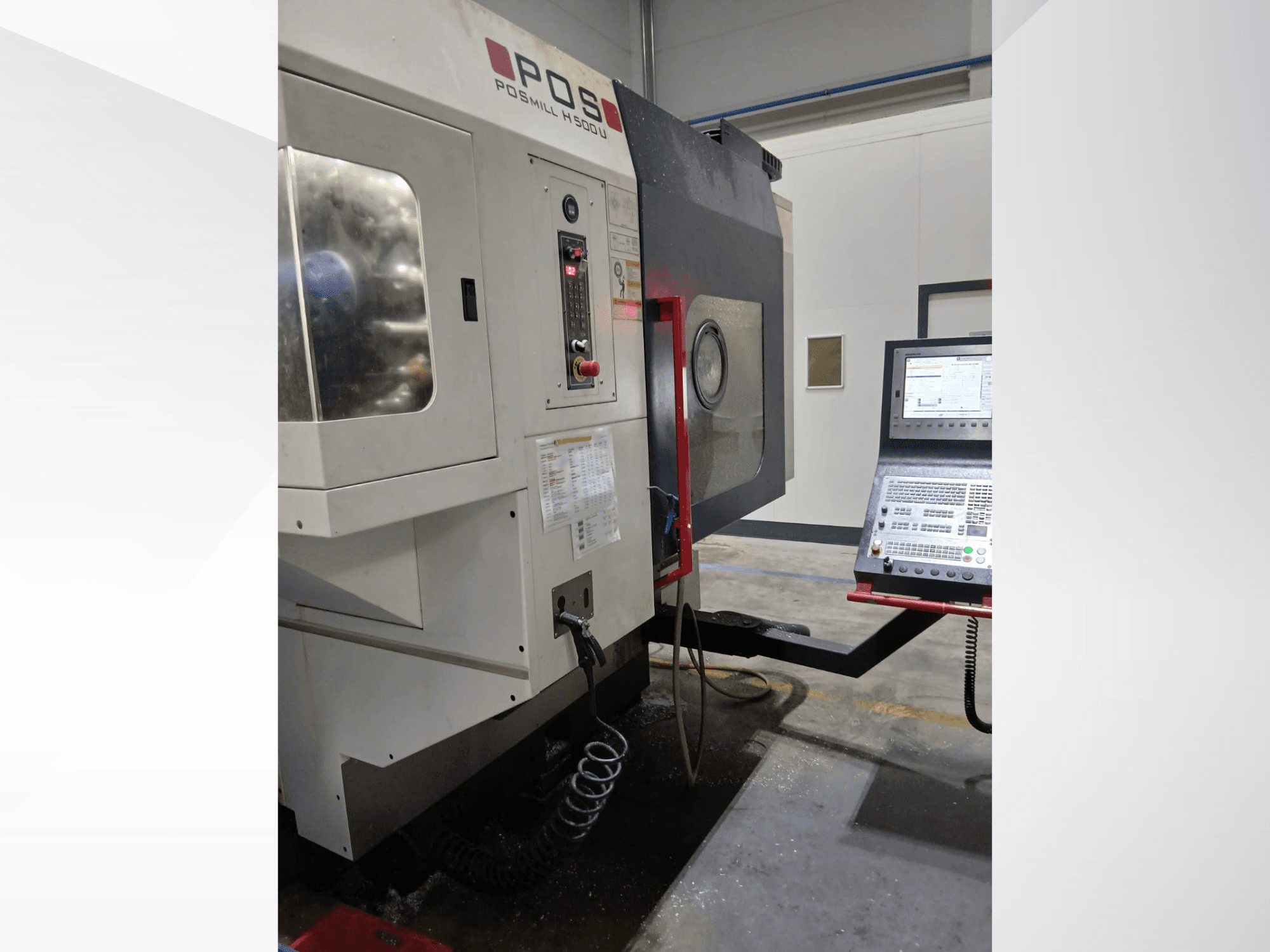 Centro de mecanizado vertical POSmill H 500 U en vista frontal, con el panel de control y la manguera de refrigerante, en el que destaca su diseño industrial.