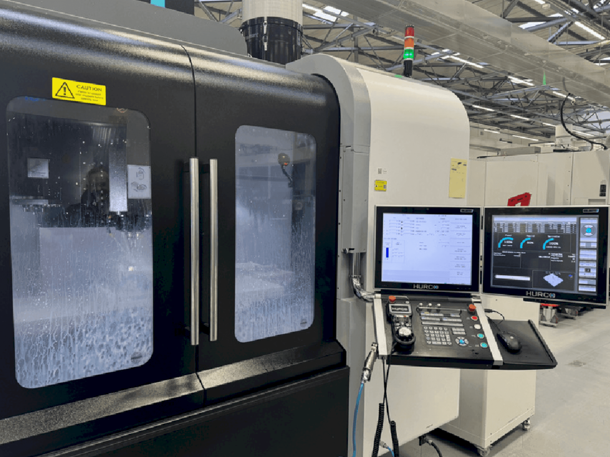 Vista frontal de la máquina Hurco VMX42HSRTi