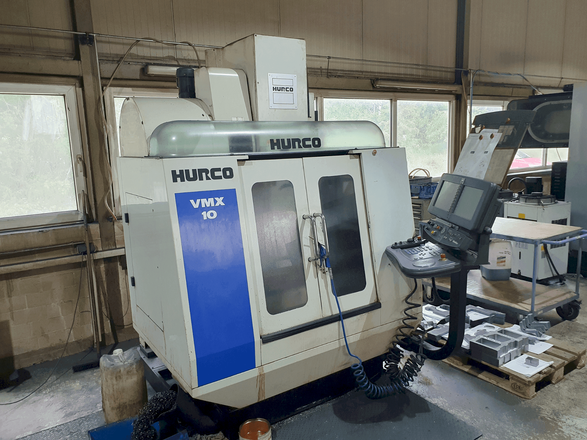 Vista frontal de la máquina Hurco VMX10 (2011)