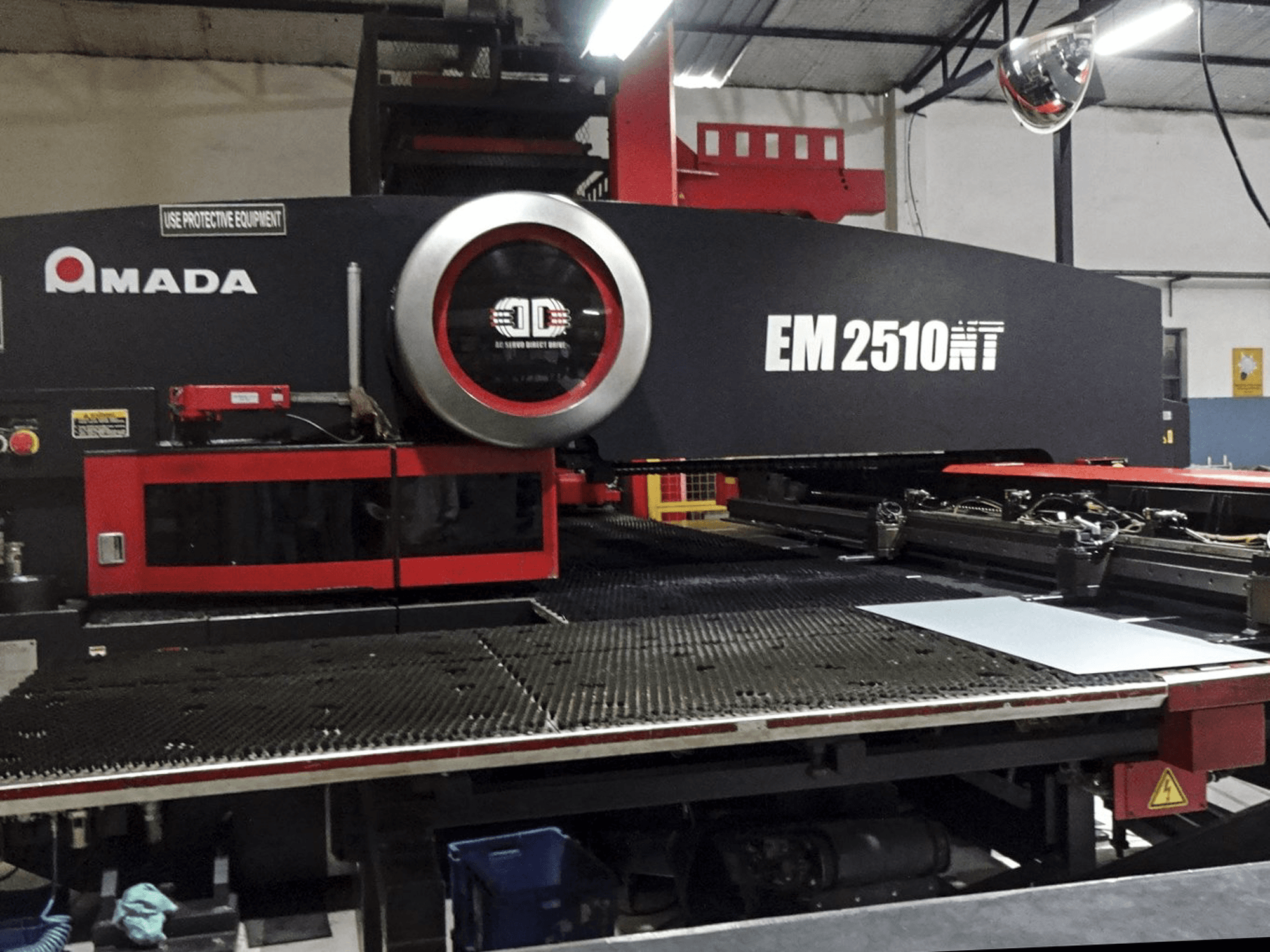 Vista frontal de la máquina AMADA EM2510NT