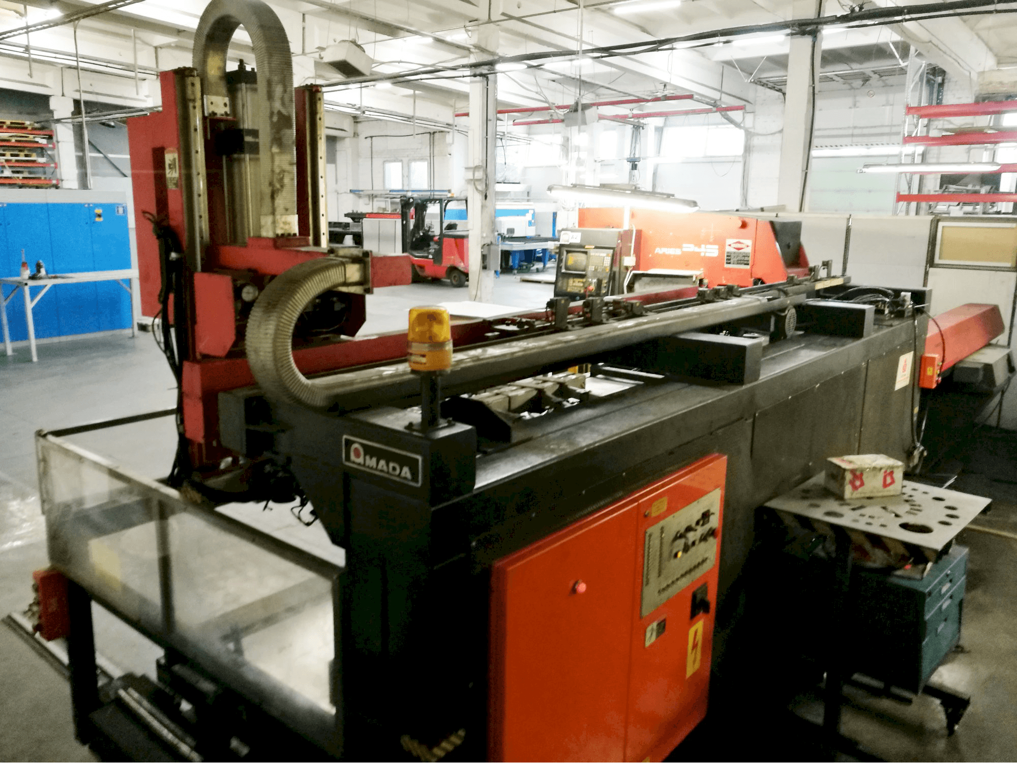 Vista lateral izquierda de la máquina AMADA ARIES 245