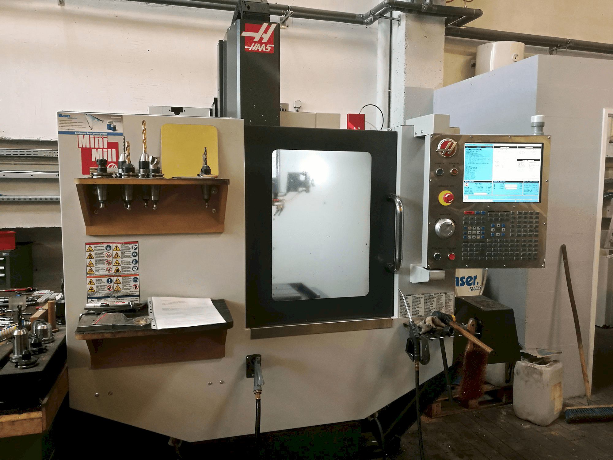 Vista frontal de la máquina HAAS MINIMILL