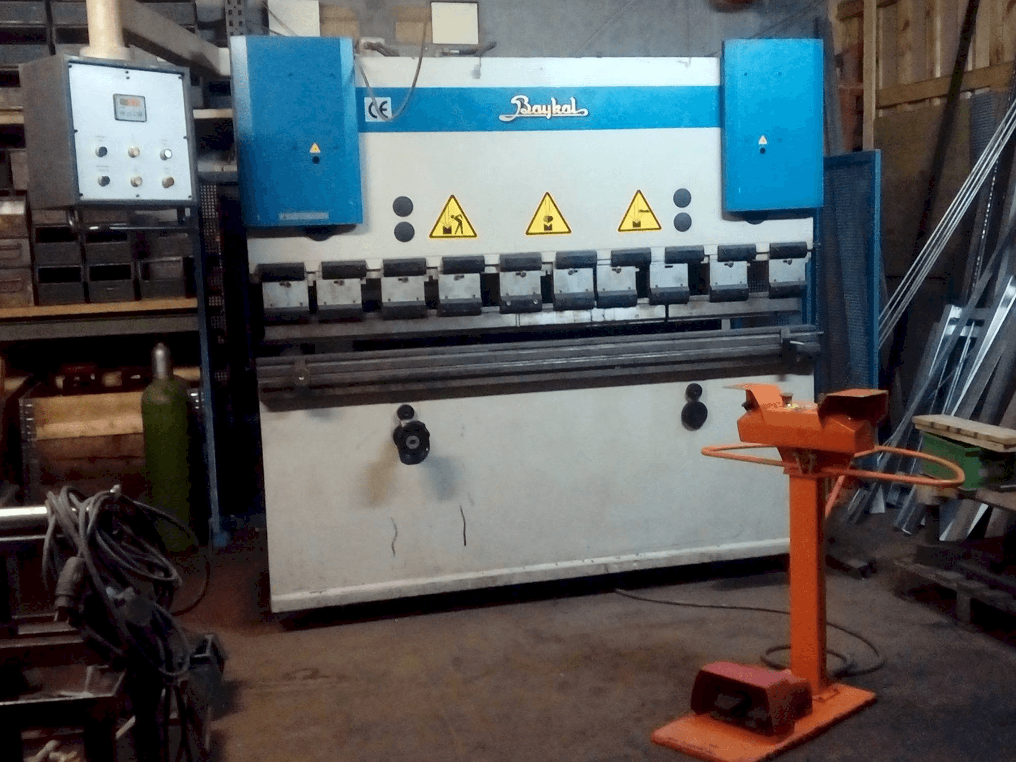 Vista frontal de la máquina Baykal APH-2103/40