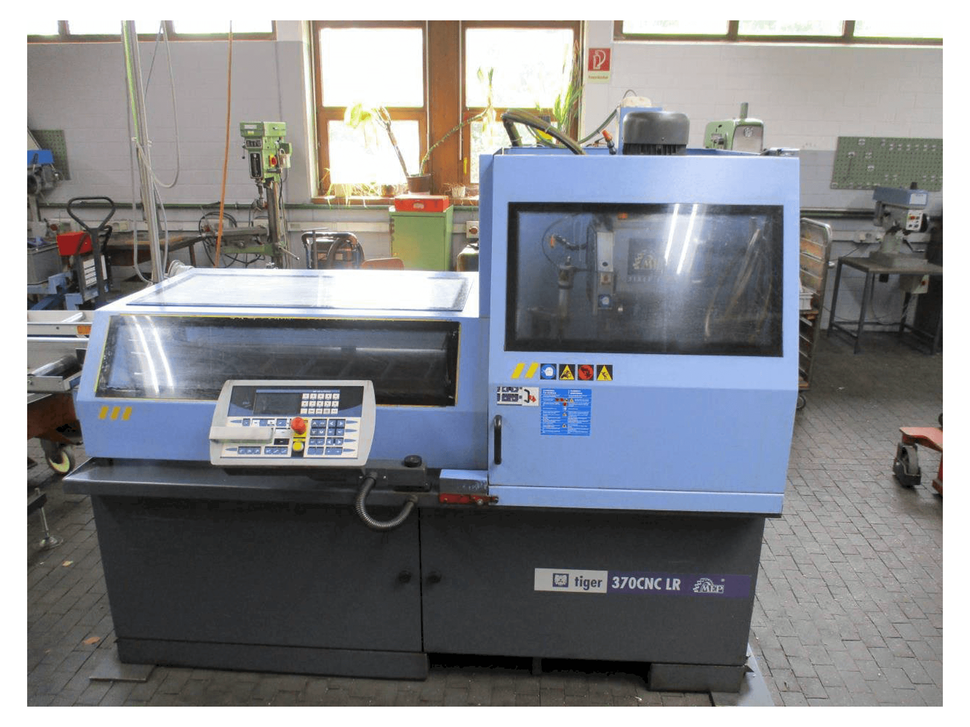 Vista frontal de la máquina MEP TIGER 370 CNC - LR