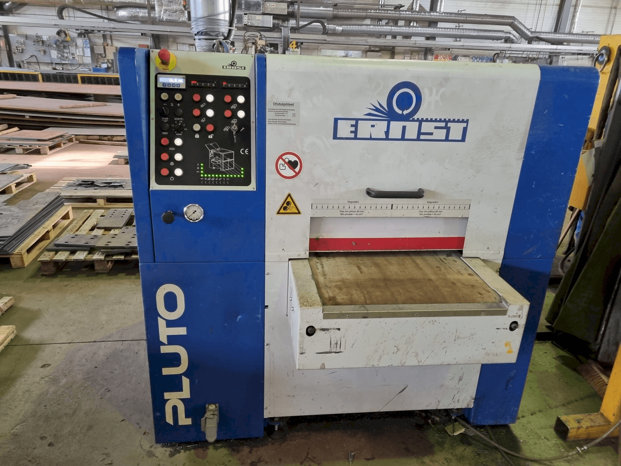 Vista frontal de la máquina ERNST PLUTO ELL 600