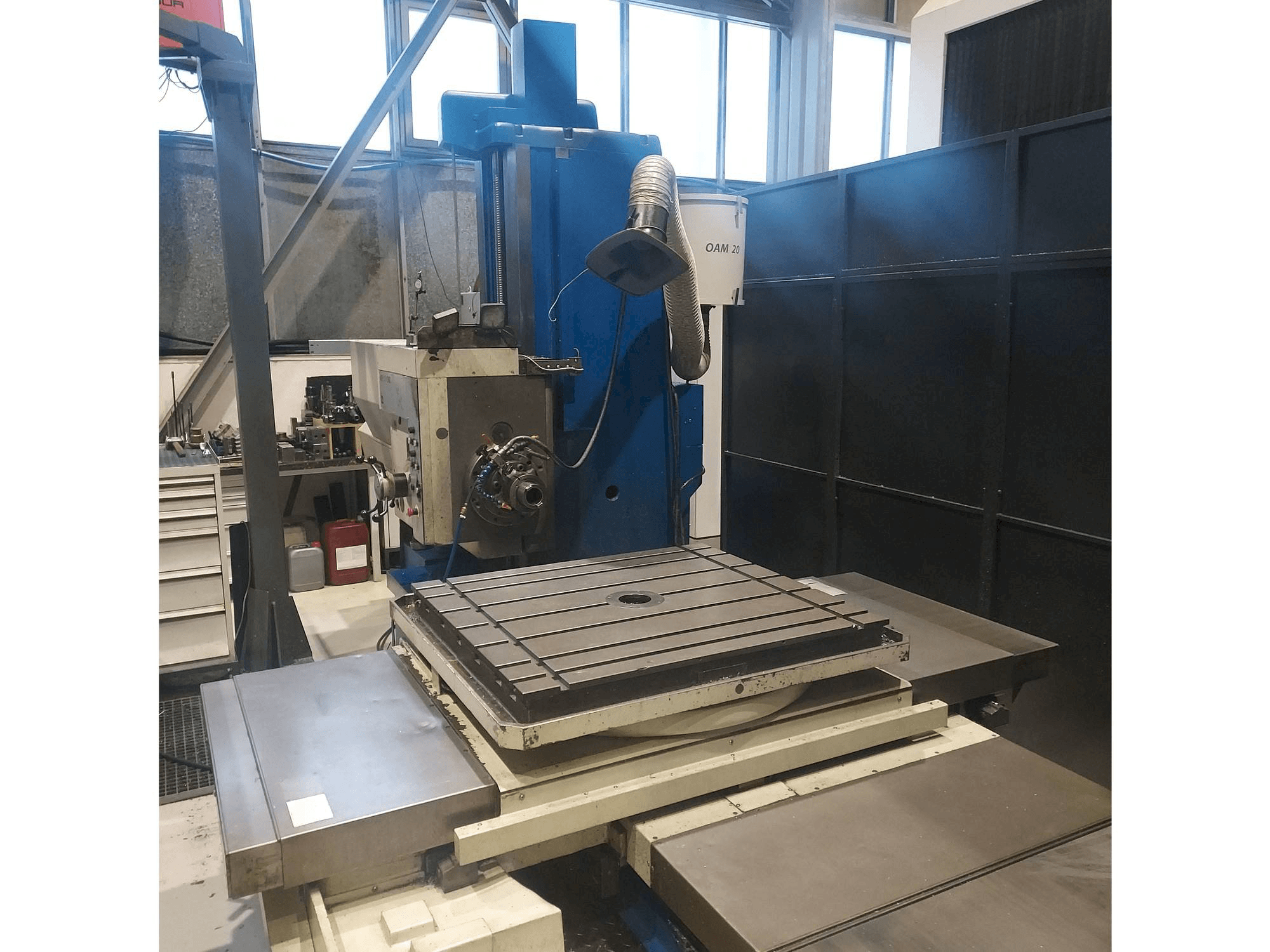 Vista frontal de la máquina TOS WH 10 CNC