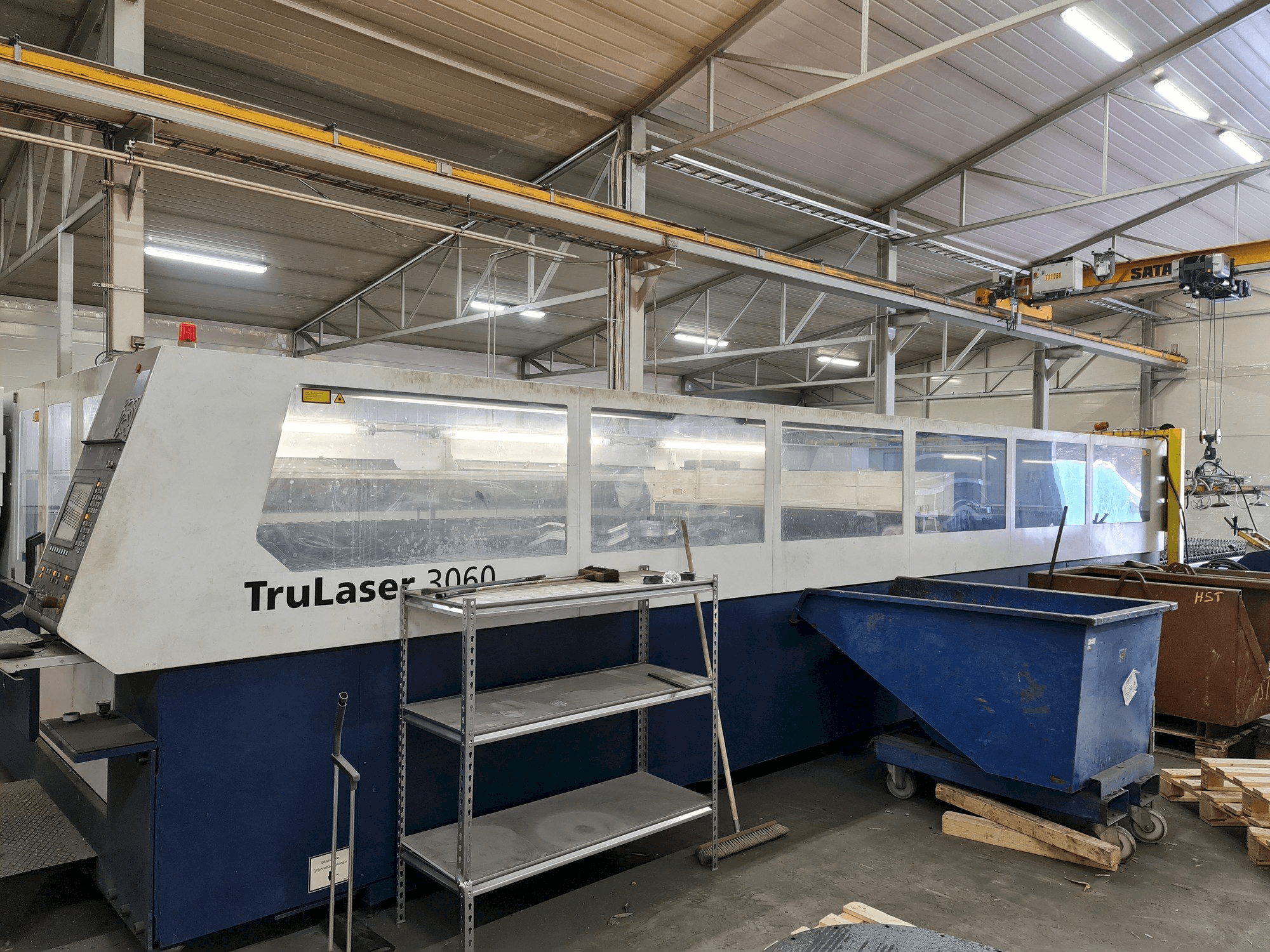 Vista lateral der Trumpf TruLaser 3060 Maschine