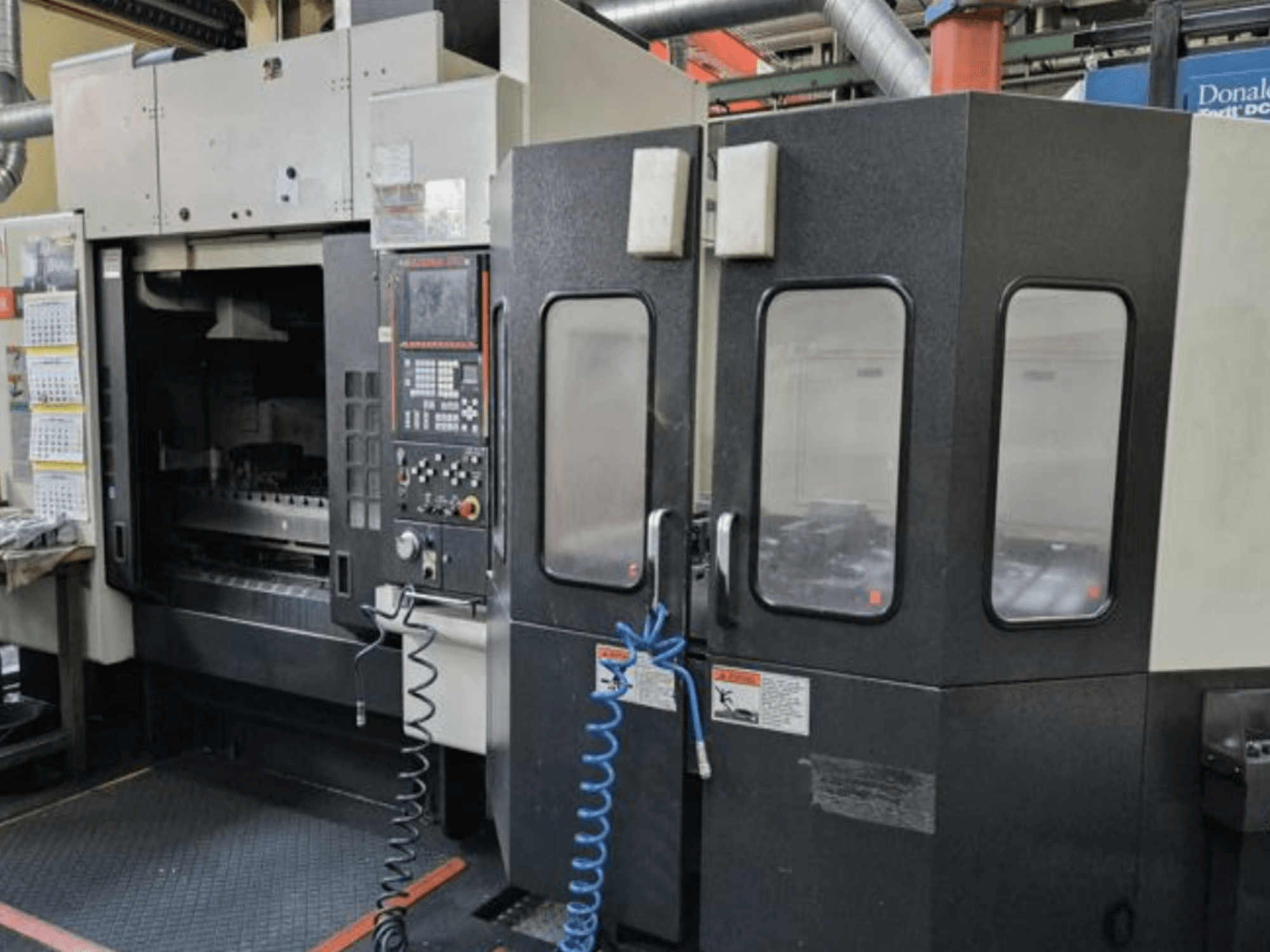 Centro de Mecanizado Vertical Mazak V515/40N en vista frontal, con panel de control y área de trabajo cerrada.