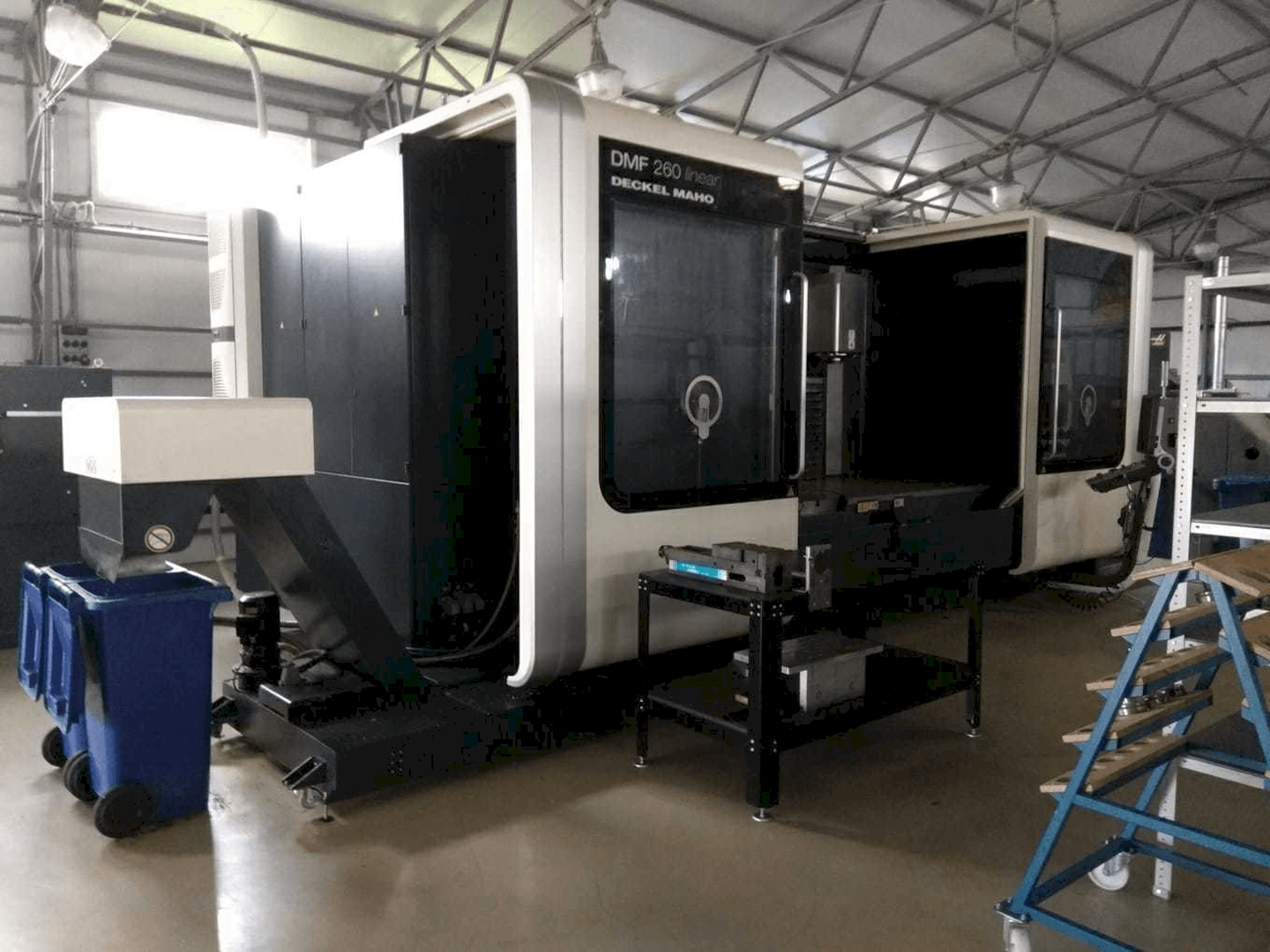 Vista frontal de la máquina DECKEL MAHO DMF 260 linear