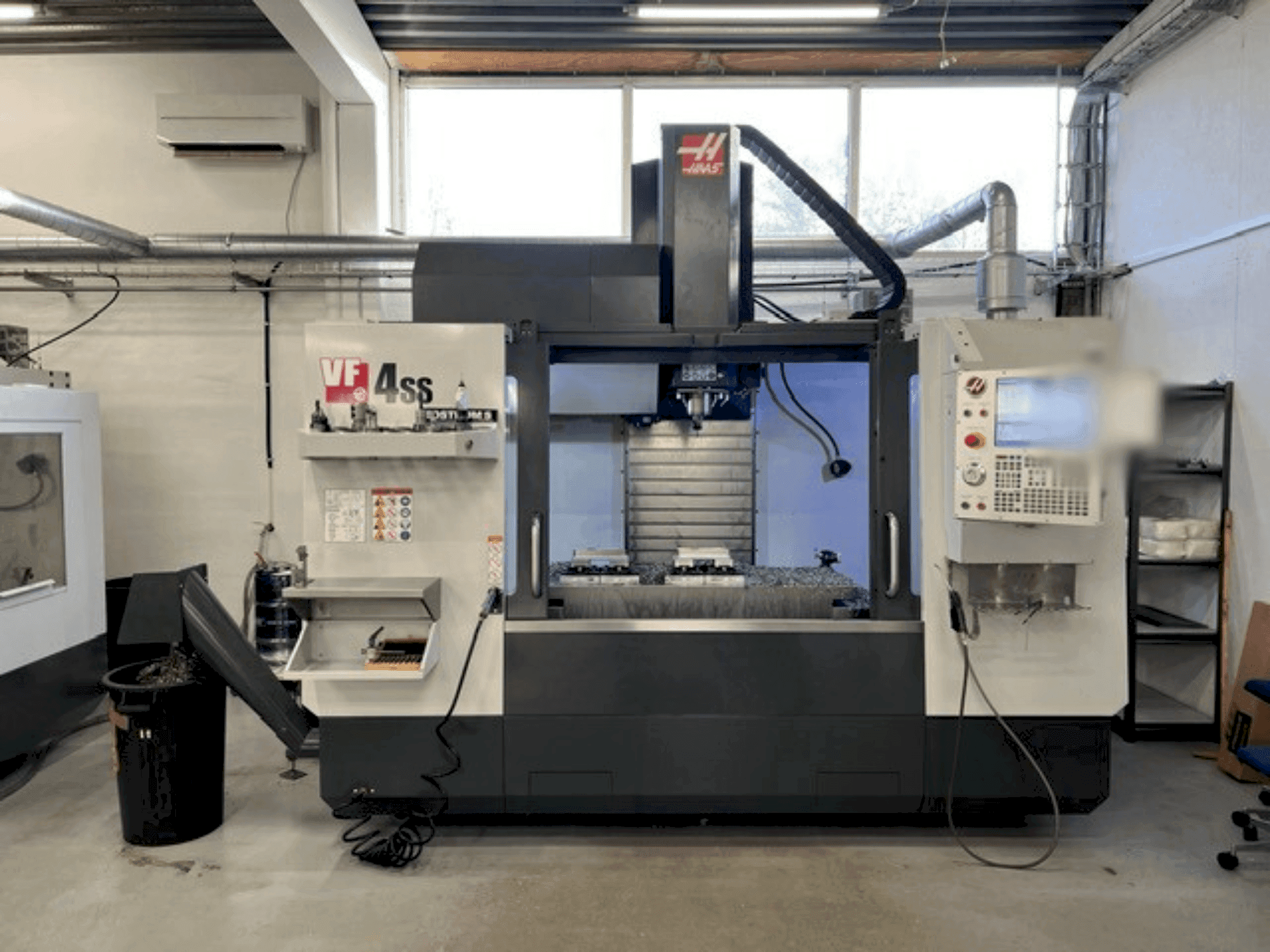 Vista frontal de la máquina HAAS VF-4SS