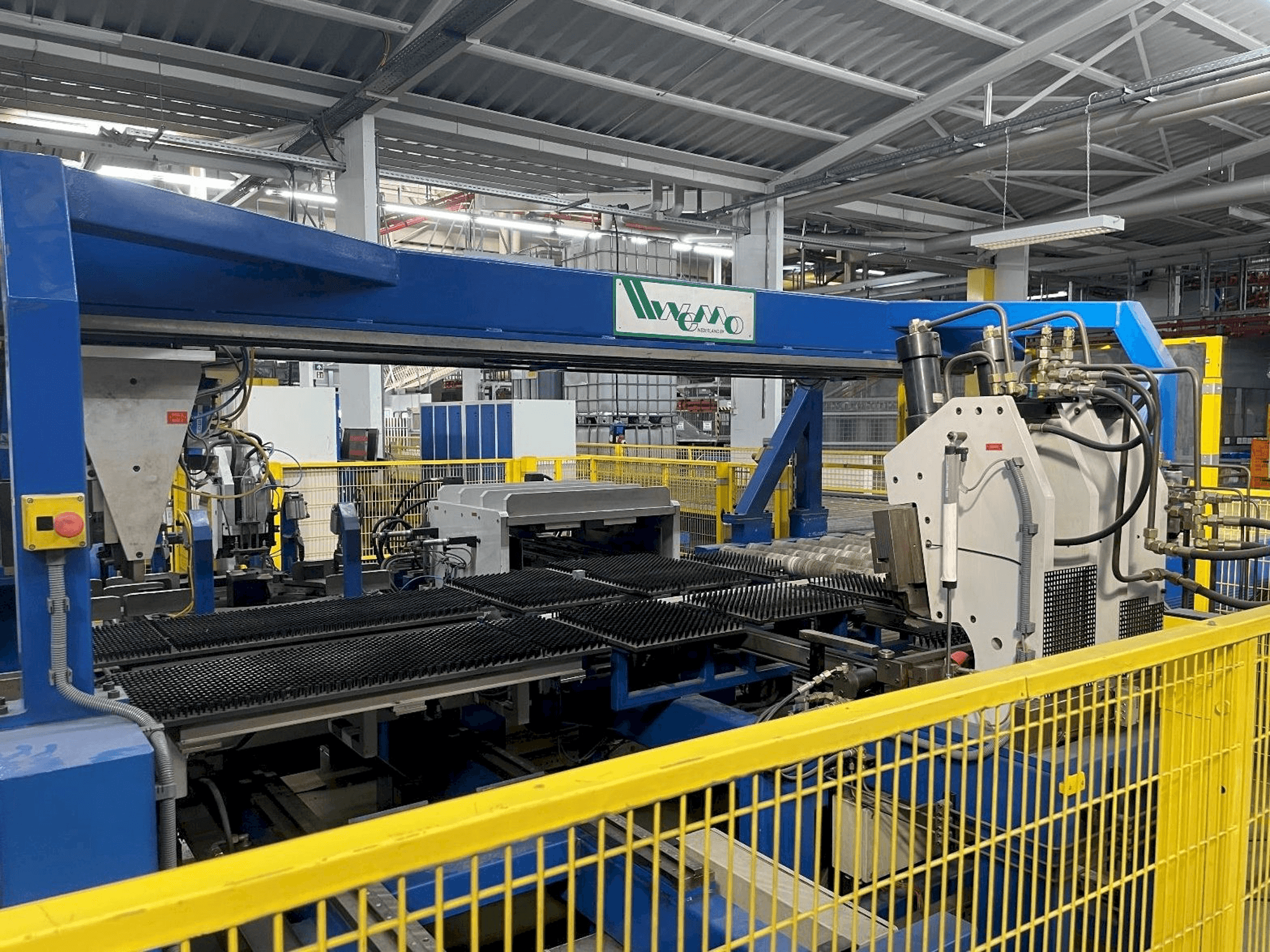 Vista frontal de la máquina WEMO Punching-Bending-System