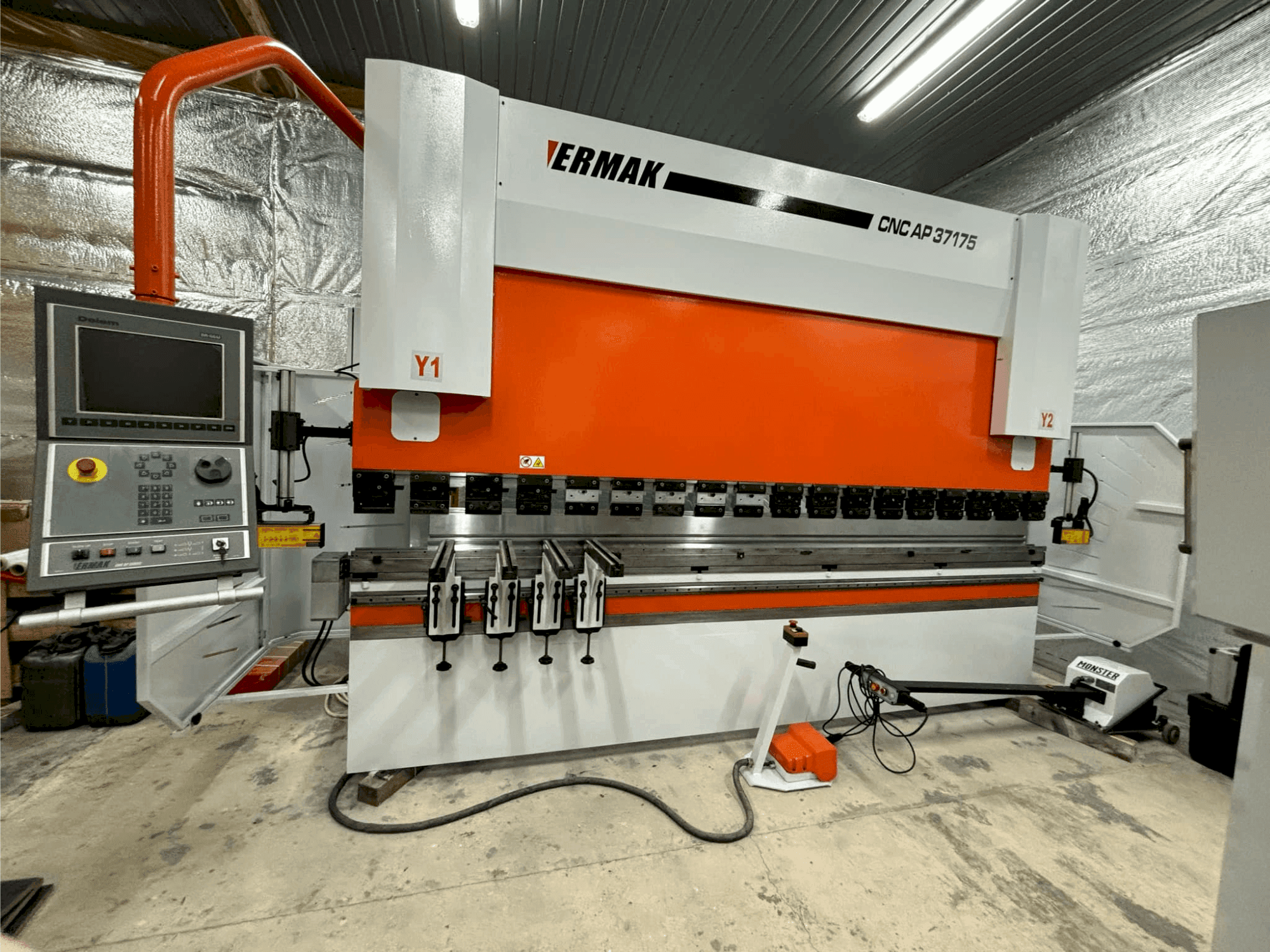 Vista frontal de la máquina ERMAKSAN CNC AP 3760X175