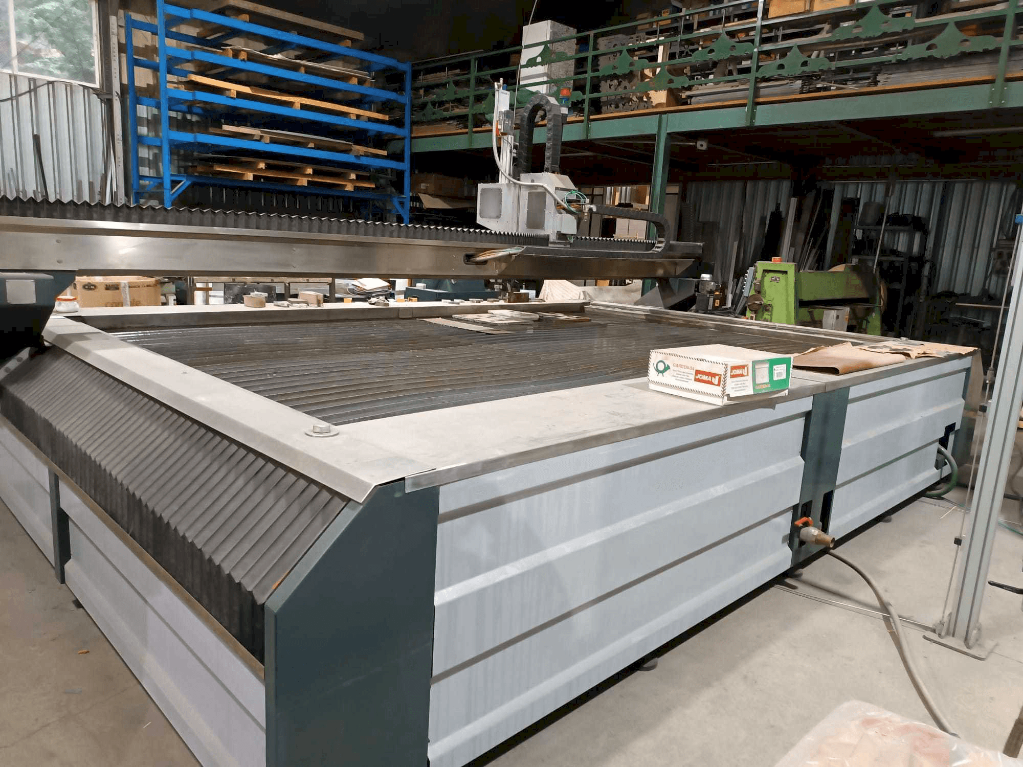 Vista frontal de la máquina SOITAAB Waterjet IP-20