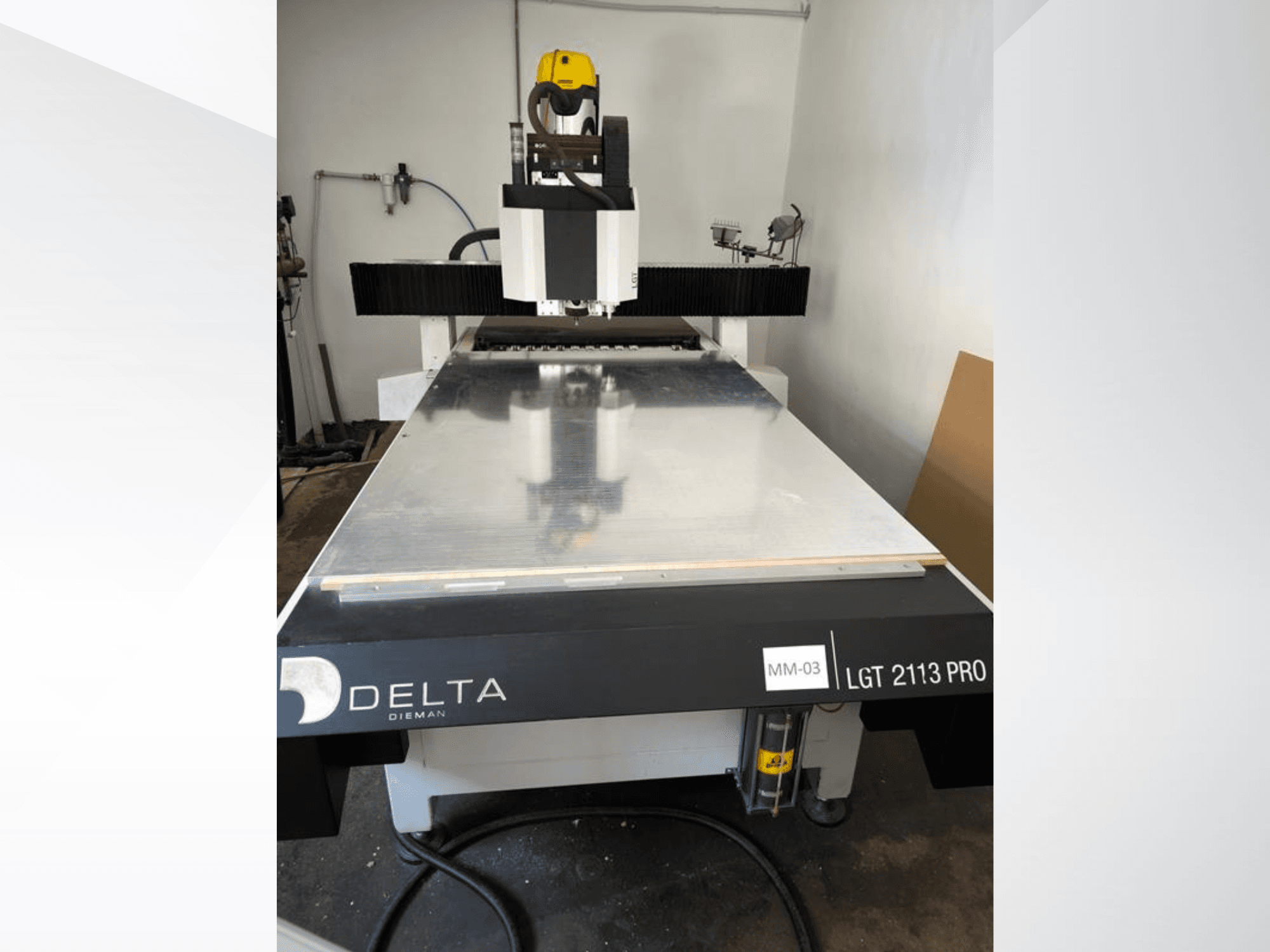 Fresadora de pórtico Delta LGT2113 PRO, vista frontal, en la que se aprecian los detalles de la superficie de aluminio y del panel de control.