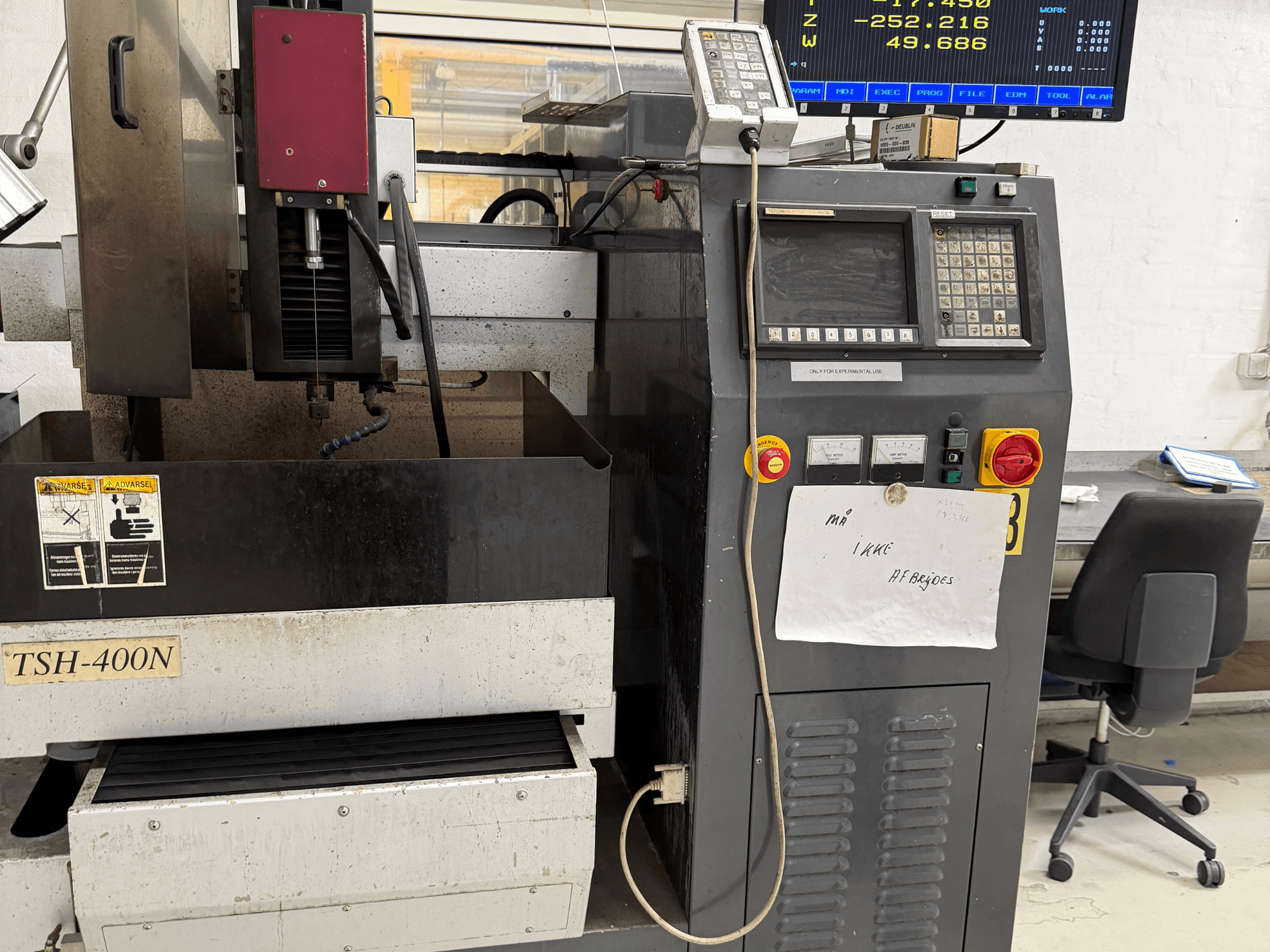 Máquina de electroerosión por penetración TOPEDM TSH-400N, vista frontal en la que se aprecian el panel de control, la zona de trabajo y los indicadores de funcionamiento.