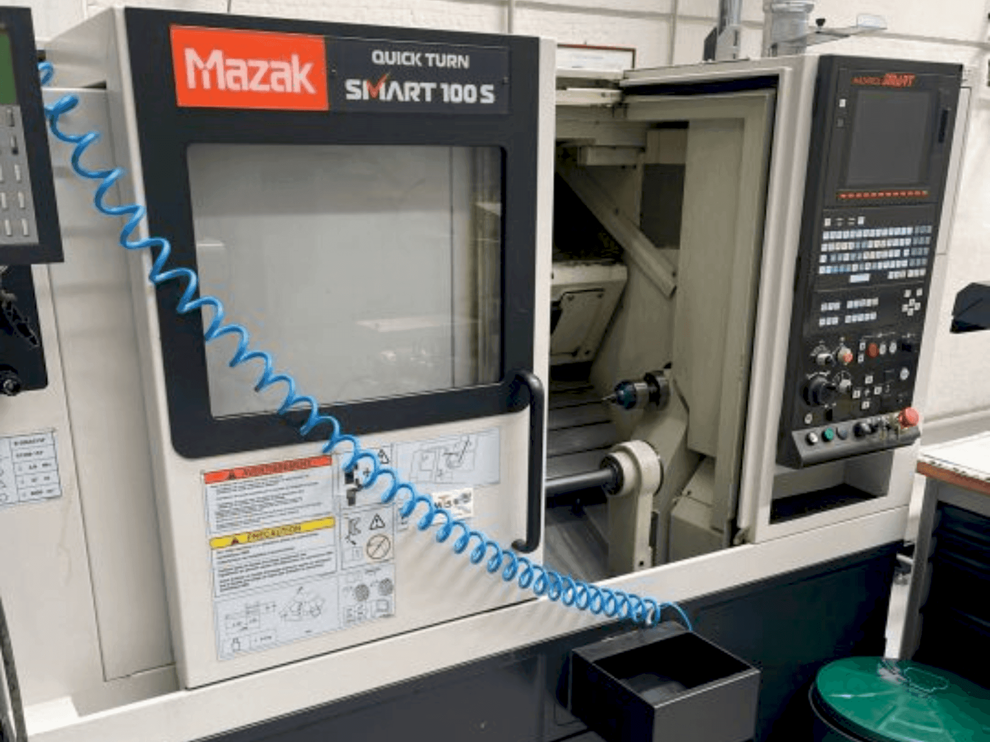 Vista frontal de la máquina Mazak QT SMART-100