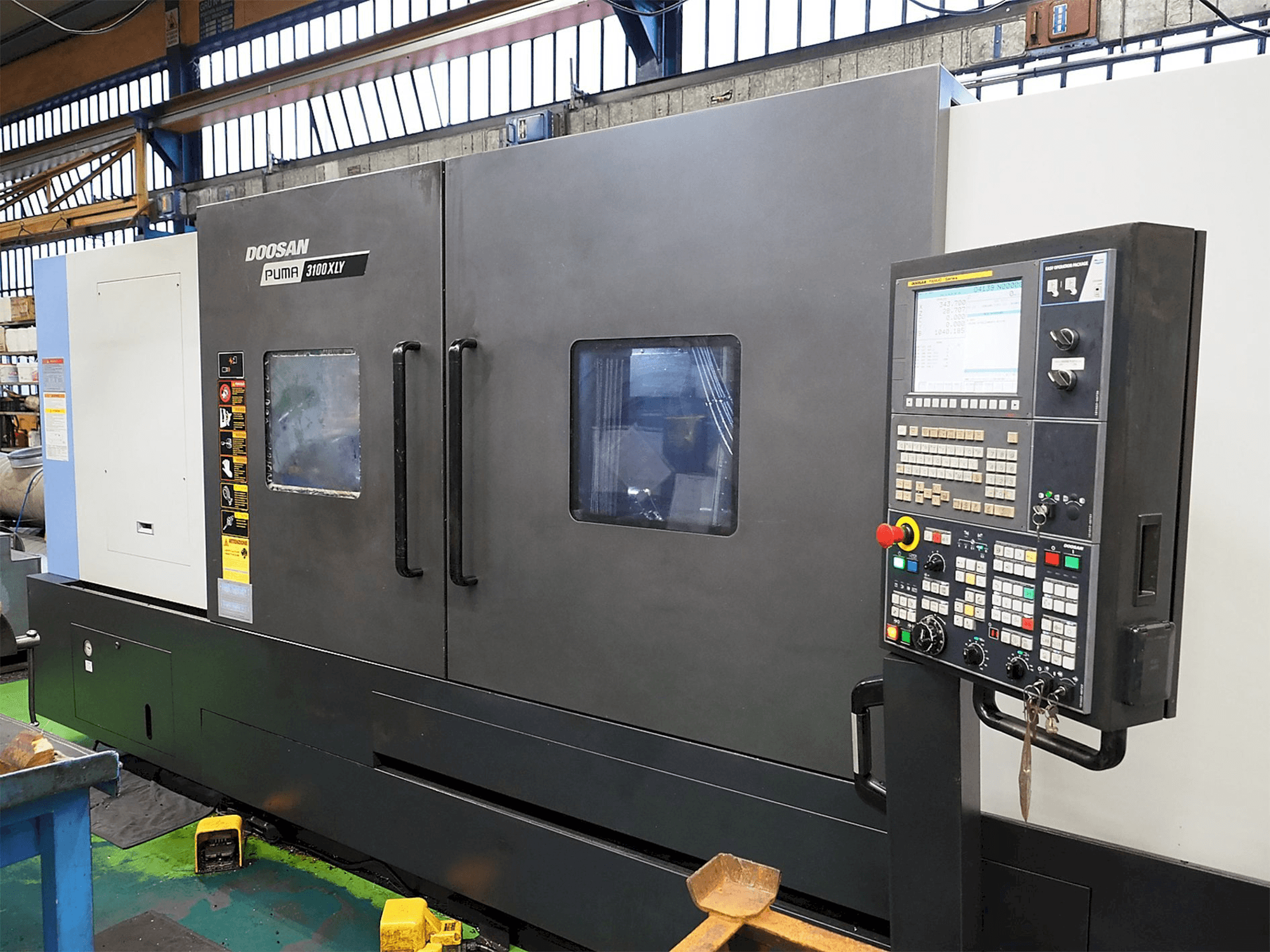 Vista frontal de la máquina Doosan Puma 3100XLY